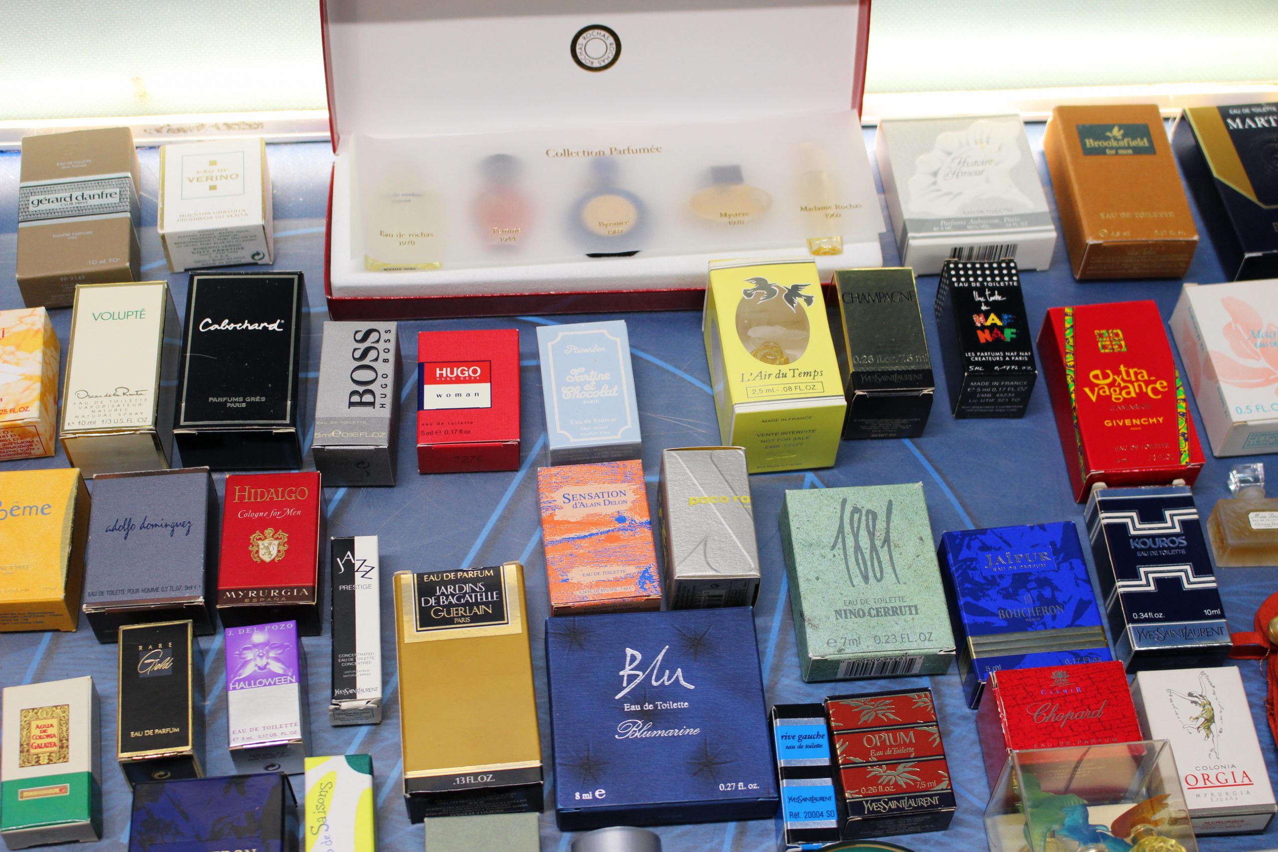 Más de 100 miniaturas de perfume. - Imagen 14