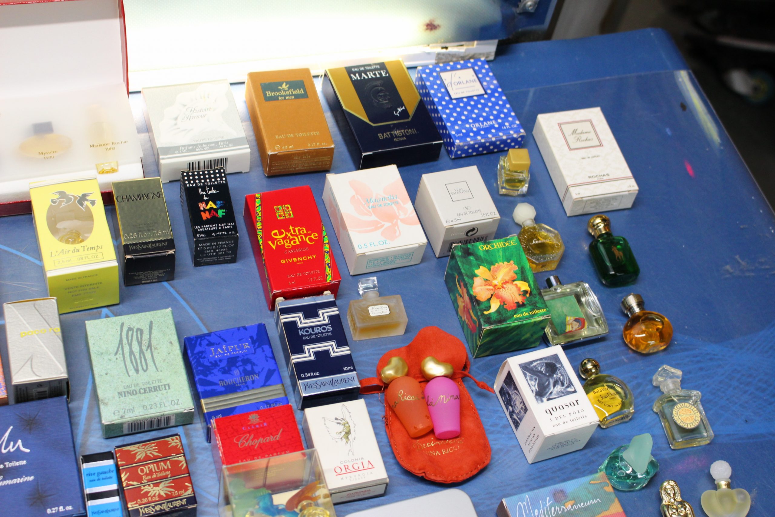 Más de 100 miniaturas de perfume. - Imagen 13