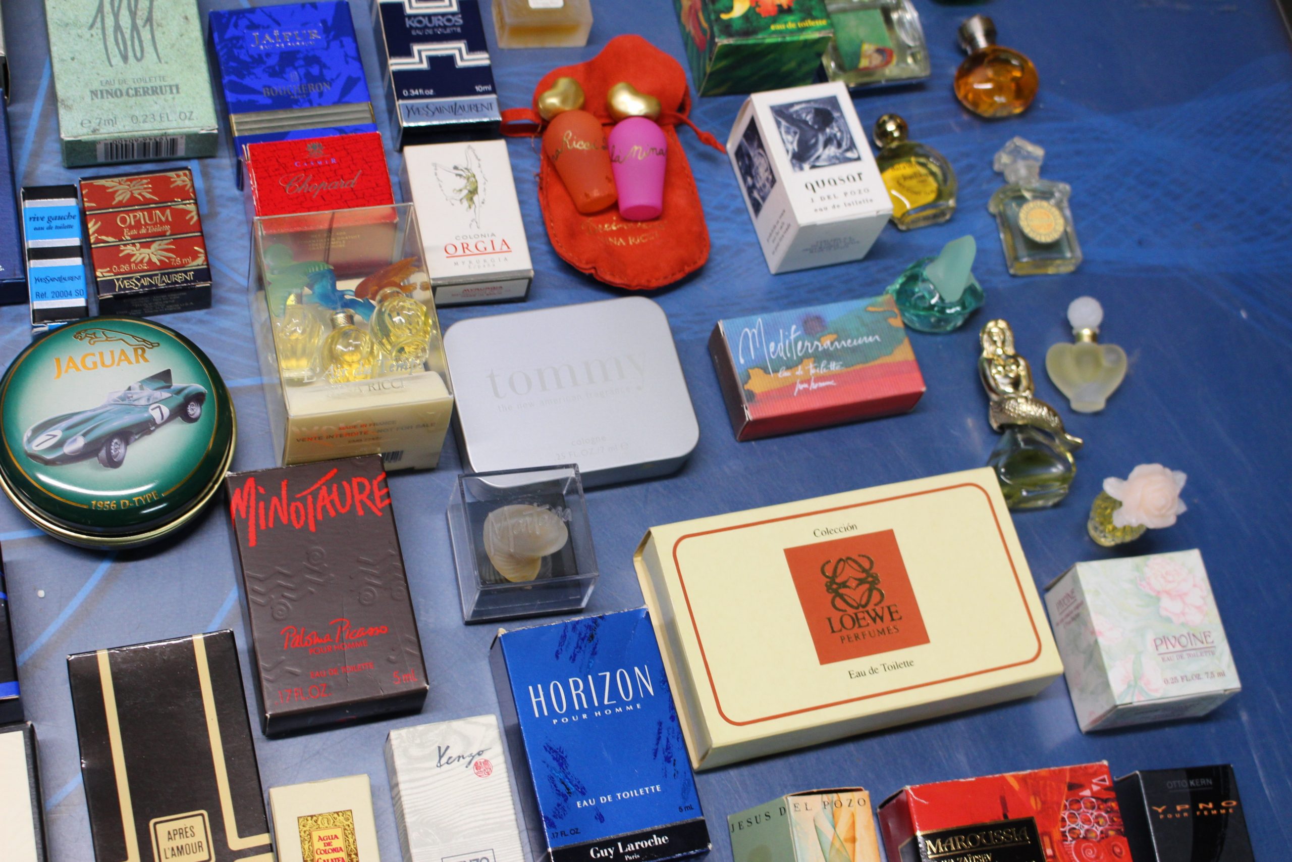 Más de 100 miniaturas de perfume. - Imagen 12