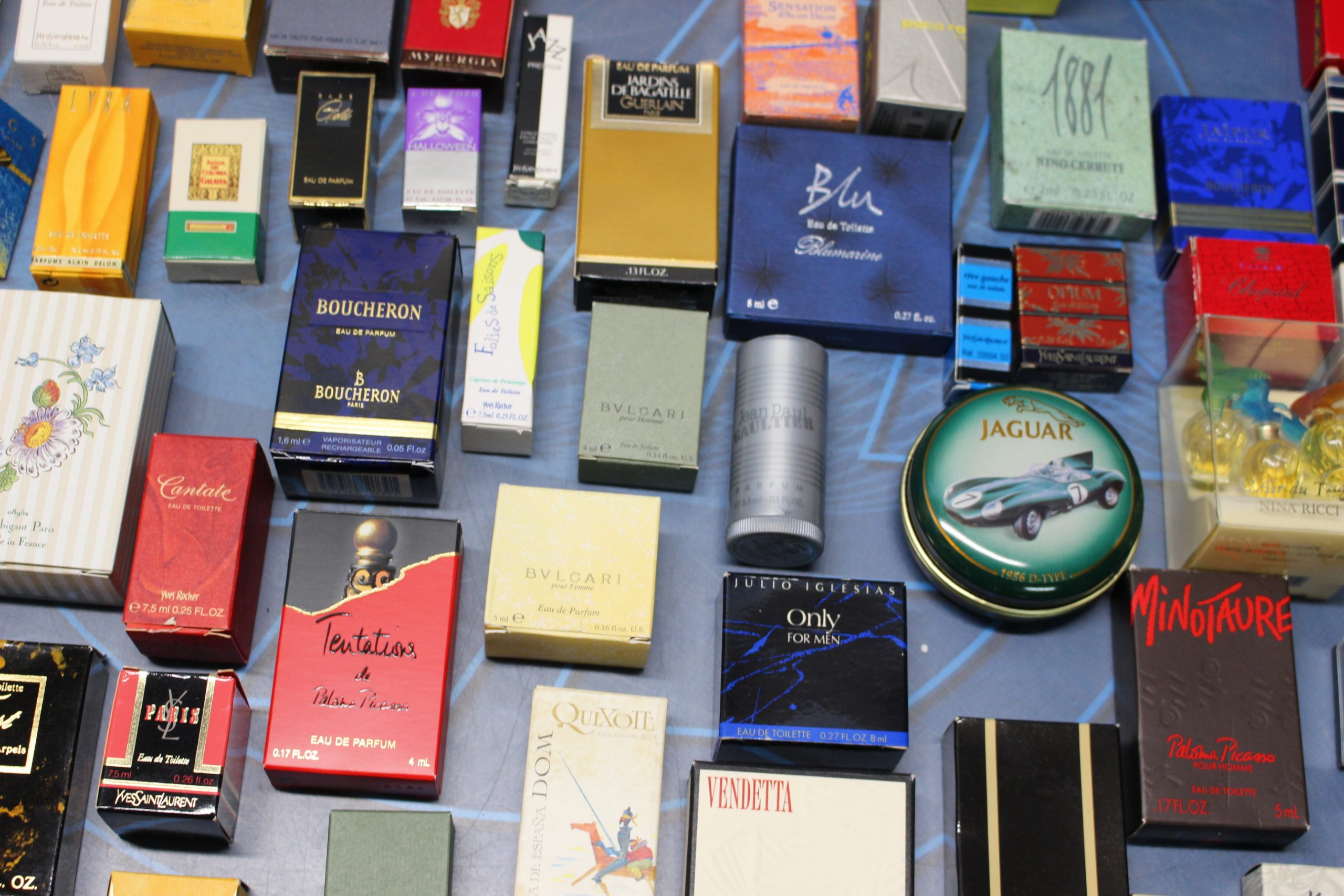 Más de 100 miniaturas de perfume. - Imagen 11