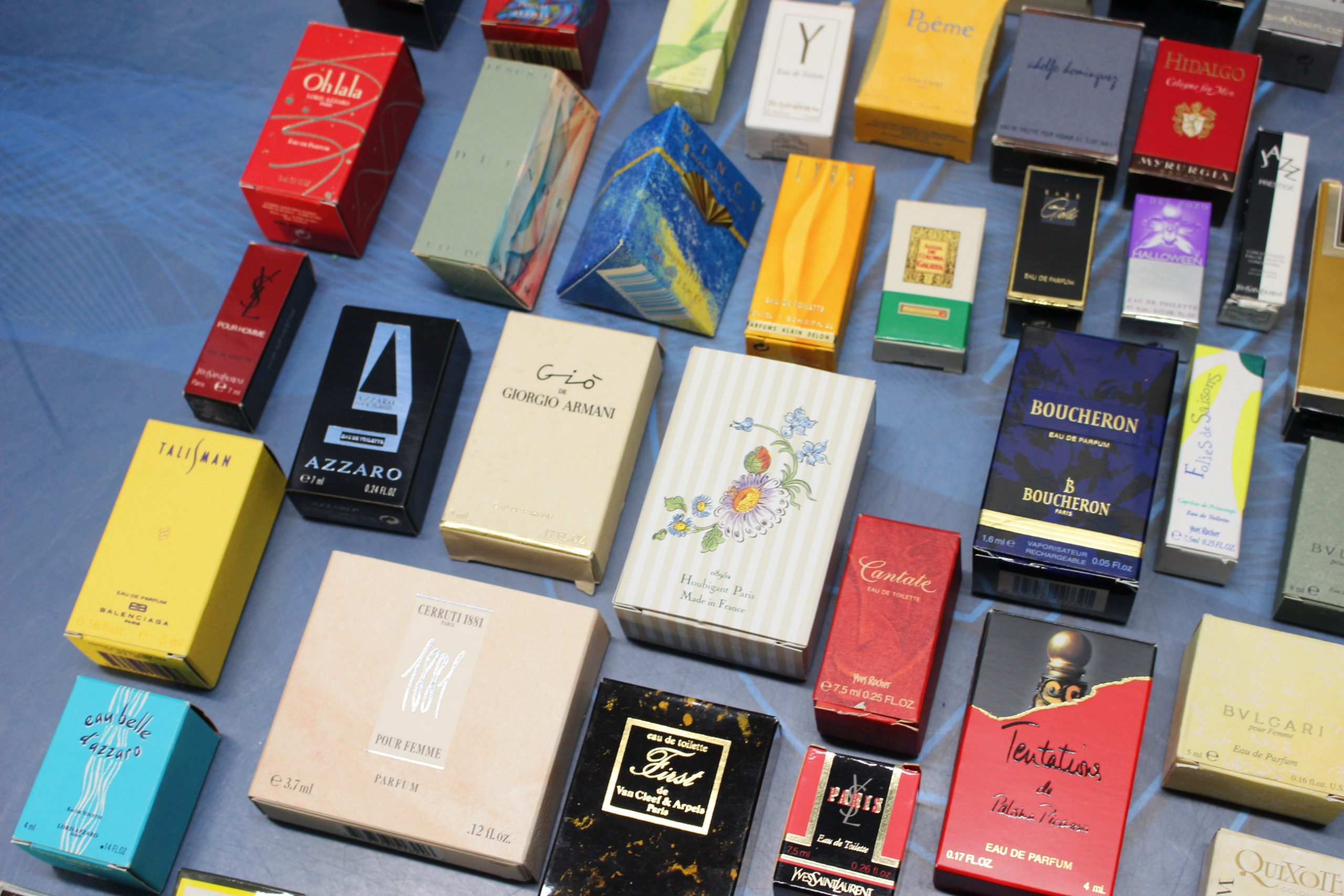 Más de 100 miniaturas de perfume. - Imagen 10