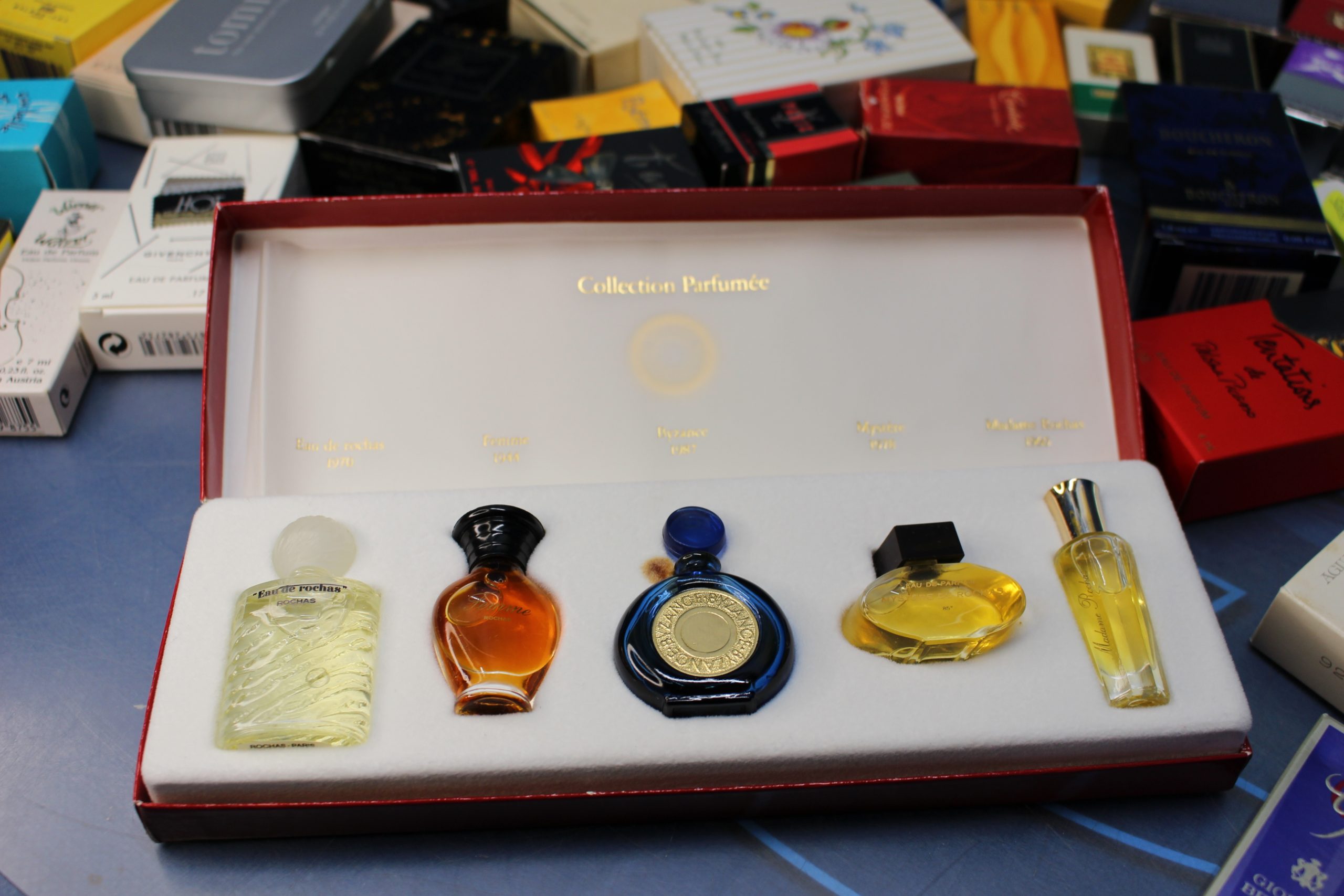 Más de 100 miniaturas de perfume. - Imagen 16