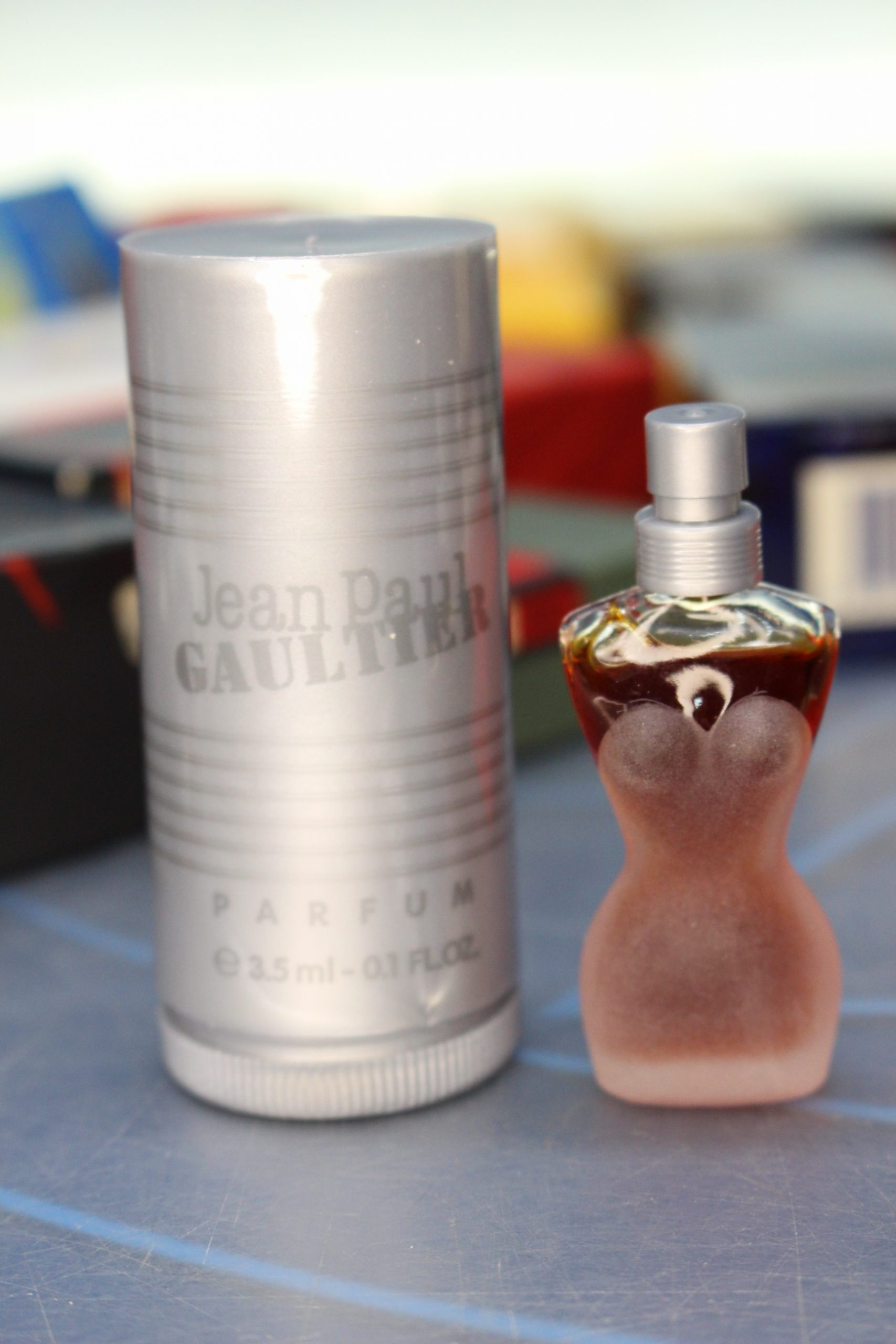 Más de 100 miniaturas de perfume. - Imagen 18