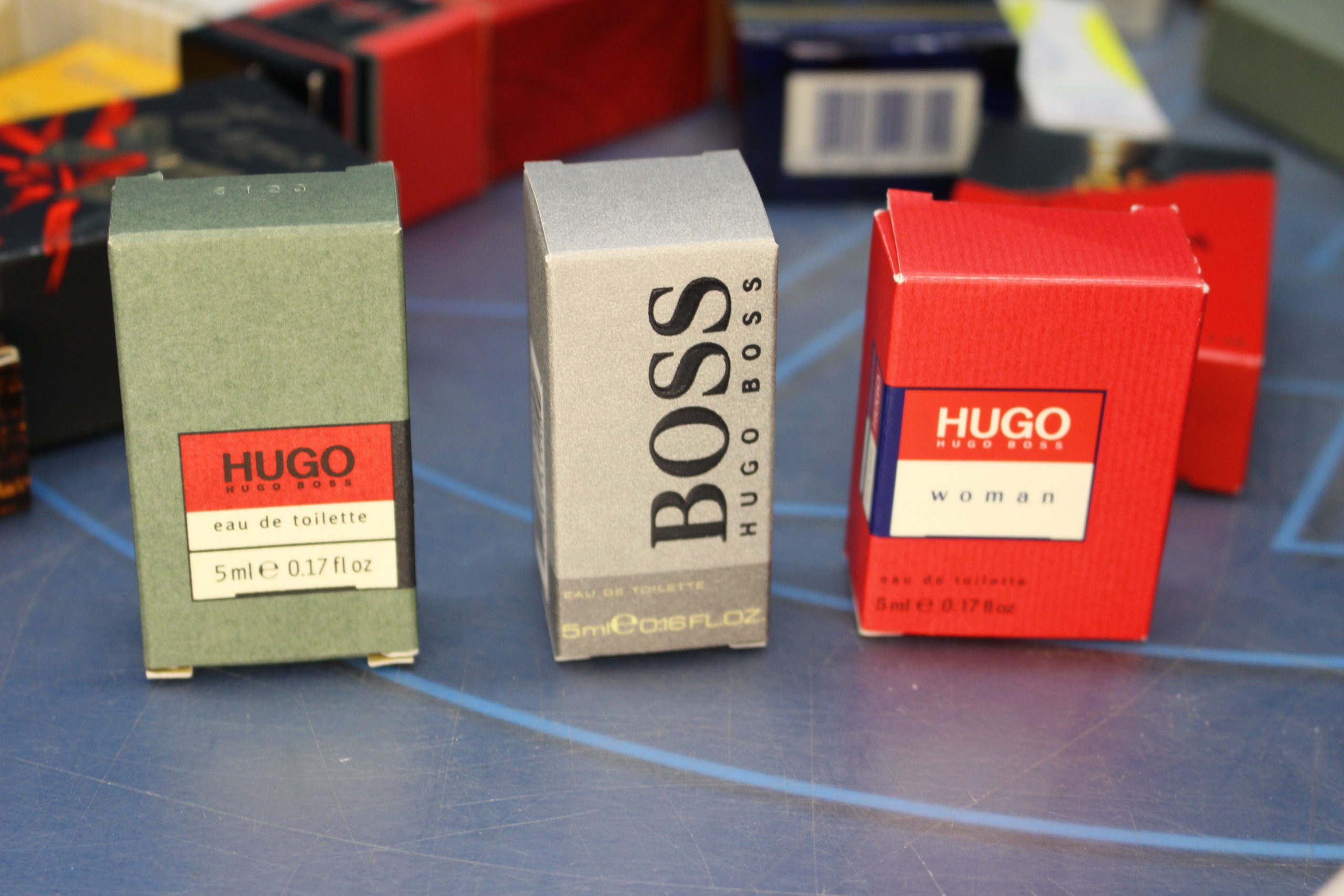 Más de 100 miniaturas de perfume. - Imagen 17