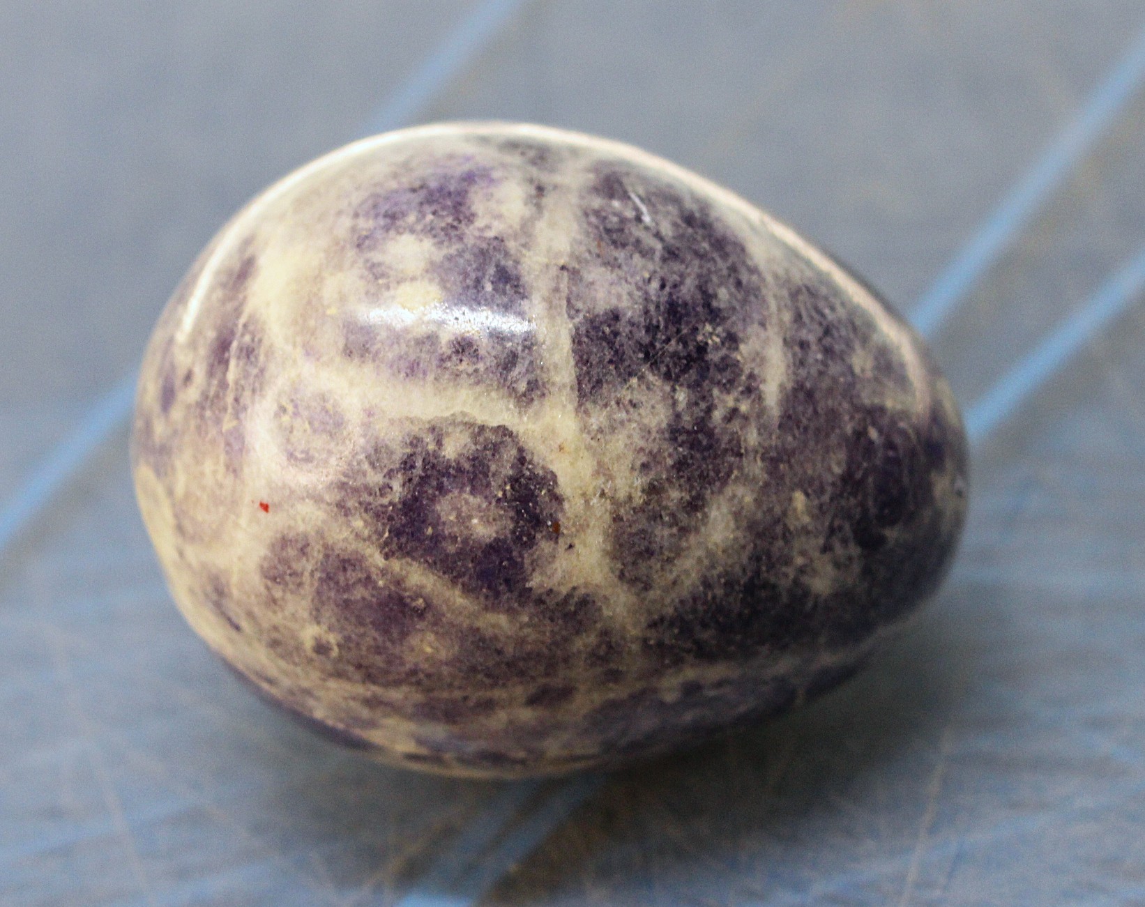 01. Huevo de piedra morado. Piedra de unicornio tal vez, lepidolita.