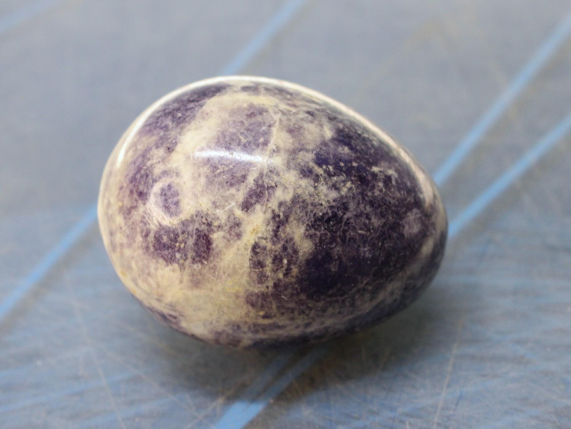 01. Huevo de piedra morado. Piedra de unicornio tal vez, lepidolita. - Imagen 2