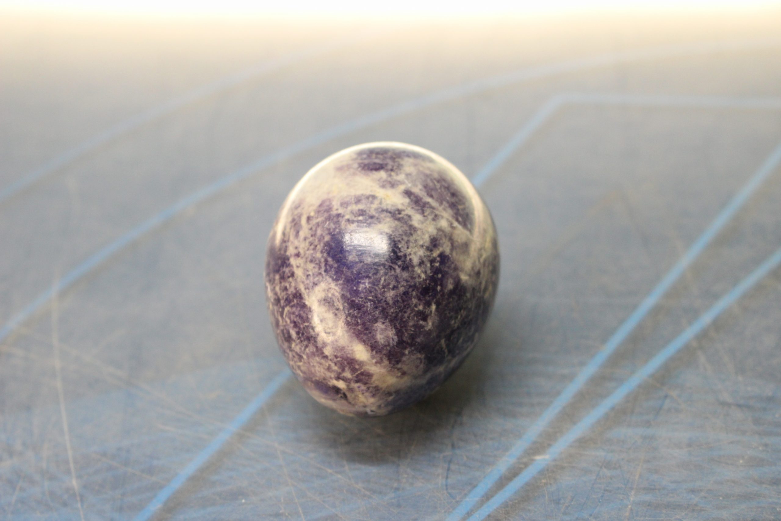 01. Huevo de piedra morado. Piedra de unicornio tal vez, lepidolita. - Imagen 4