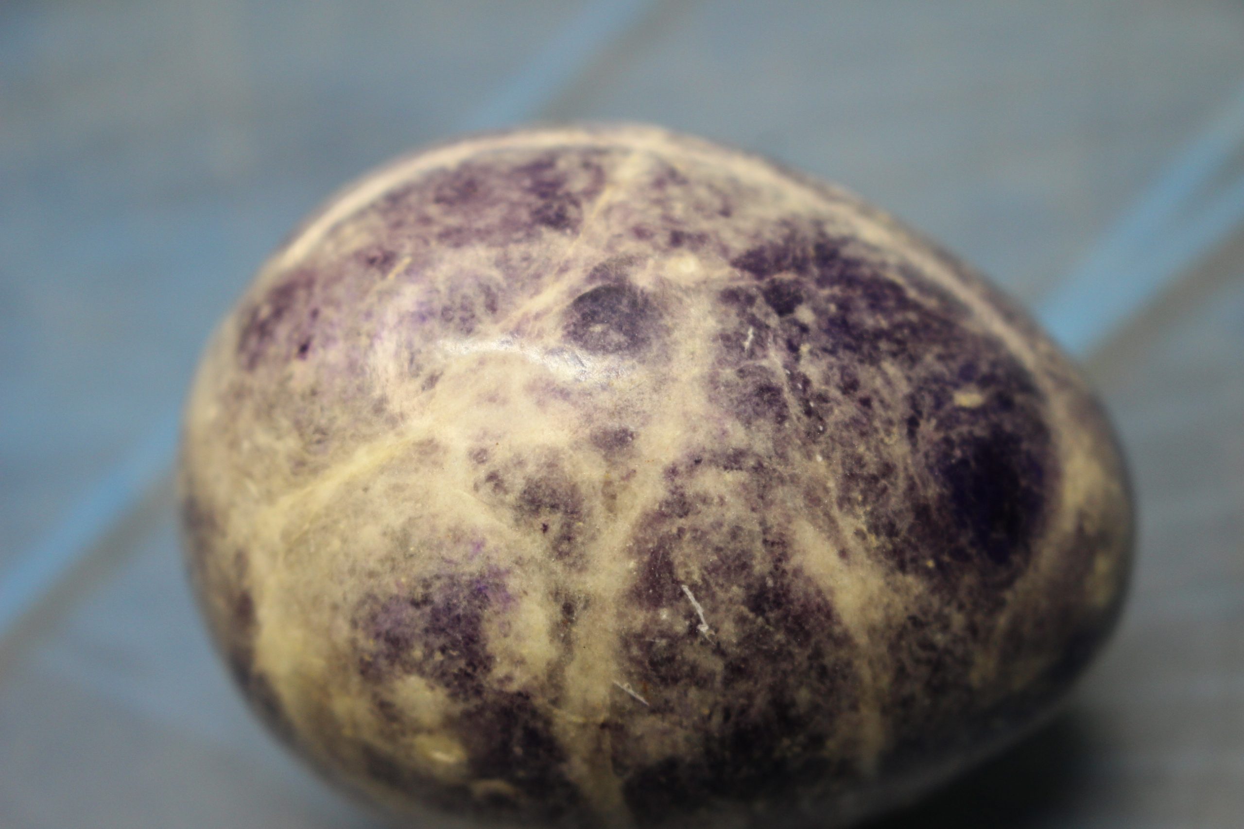 01. Huevo de piedra morado. Piedra de unicornio tal vez, lepidolita. - Imagen 3