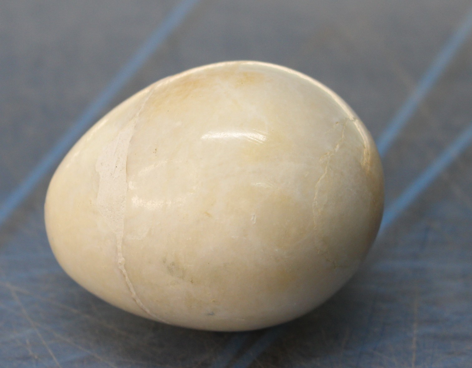 02. Huevo de piedra blanco. Alabastro tal vez. - Imagen 2