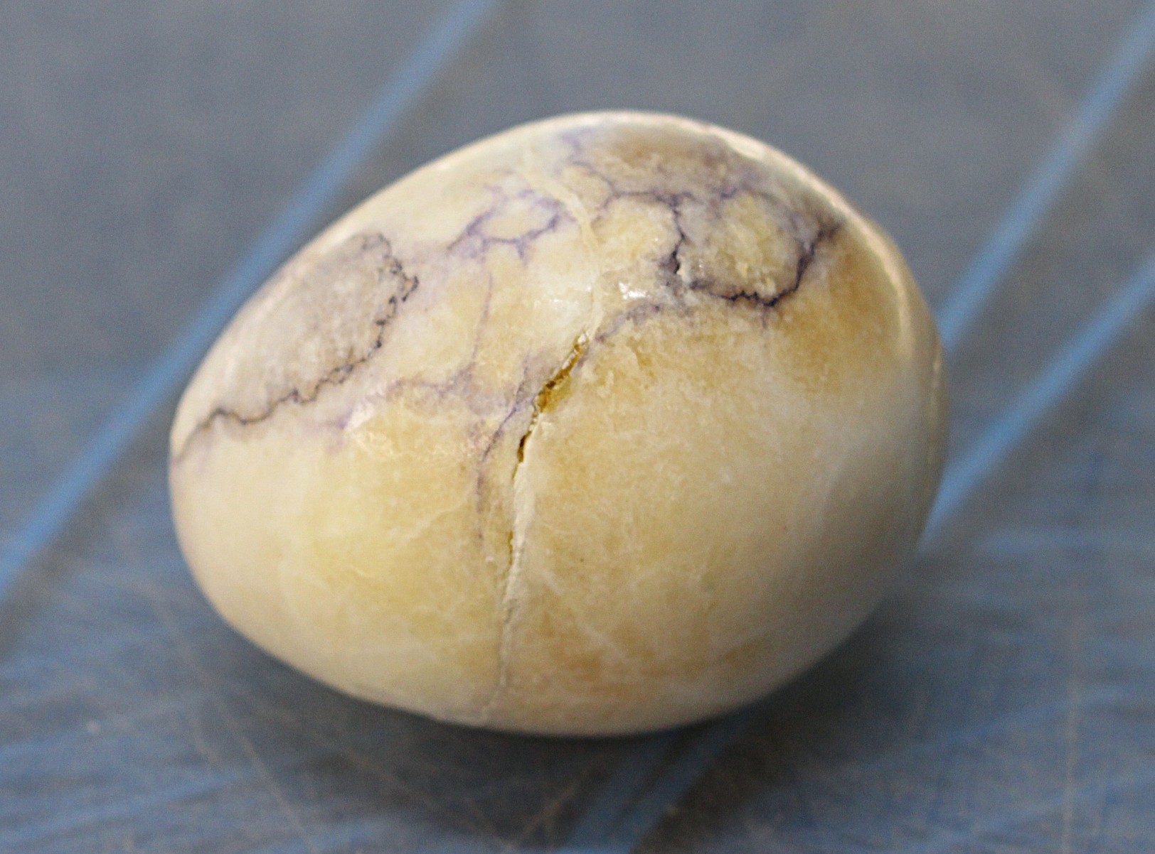 02. Huevo de piedra blanco. Alabastro tal vez.