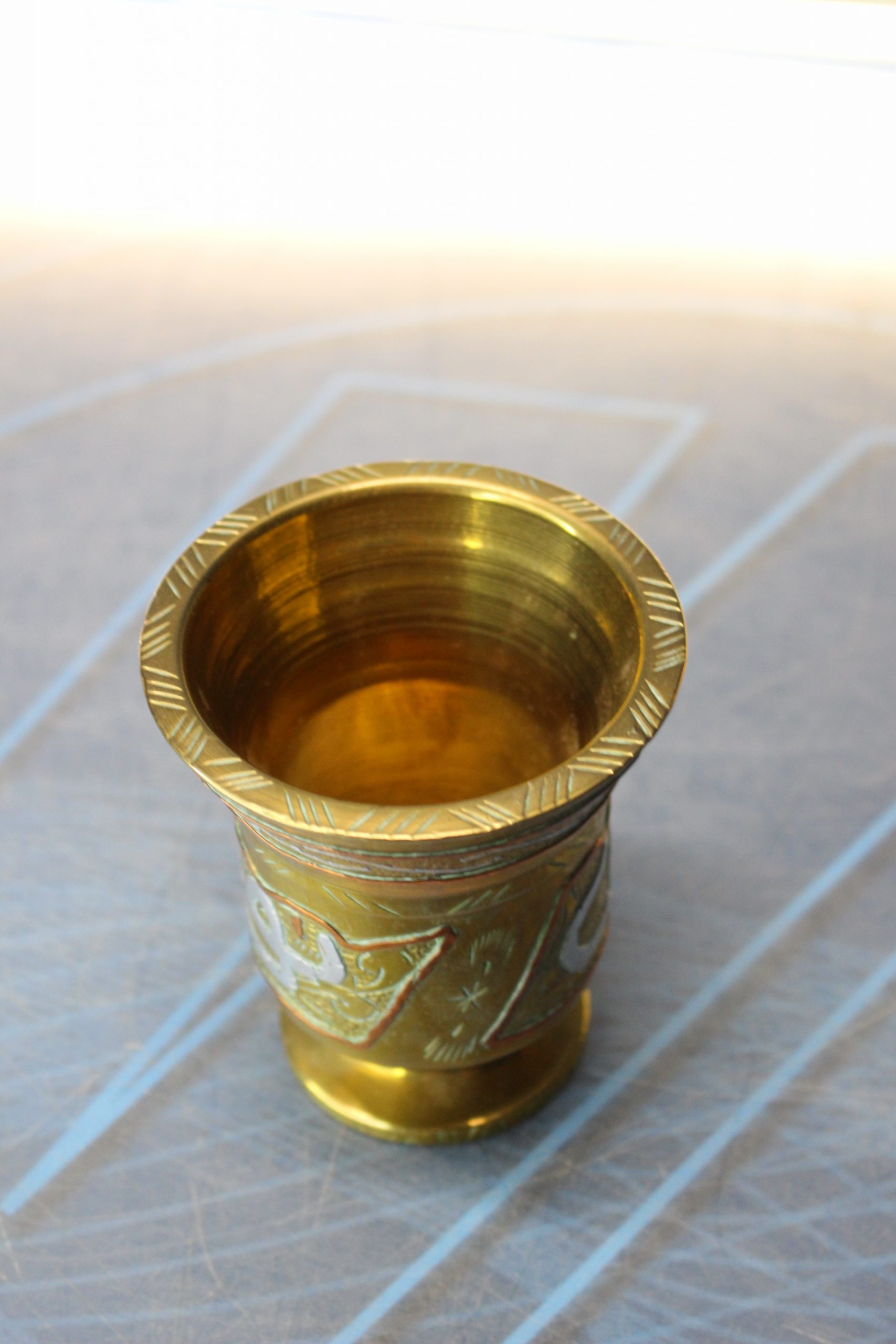 Mortero de bronce con decoración árabe. Sin mazo. - Imagen 5