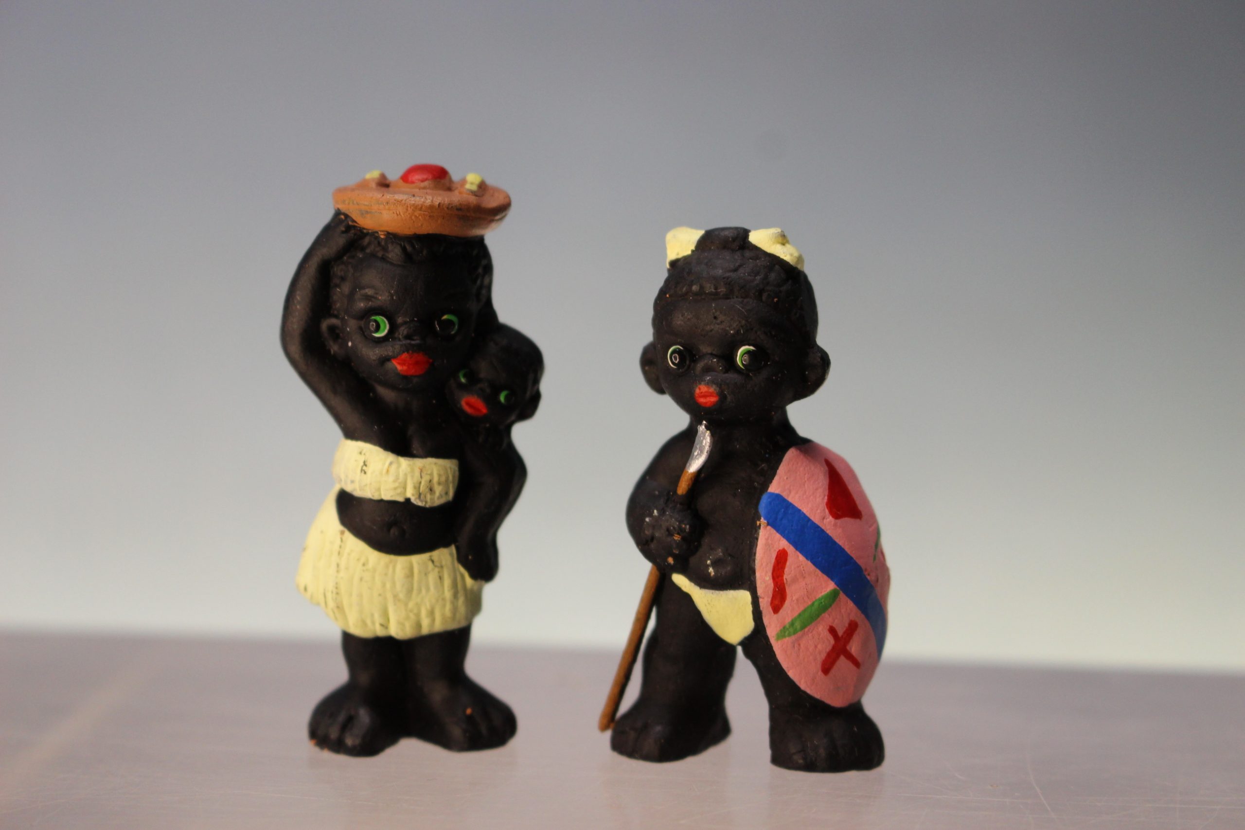 Figuras Alborox. Trajes regionales. Pareja con niño. África, caníbales.