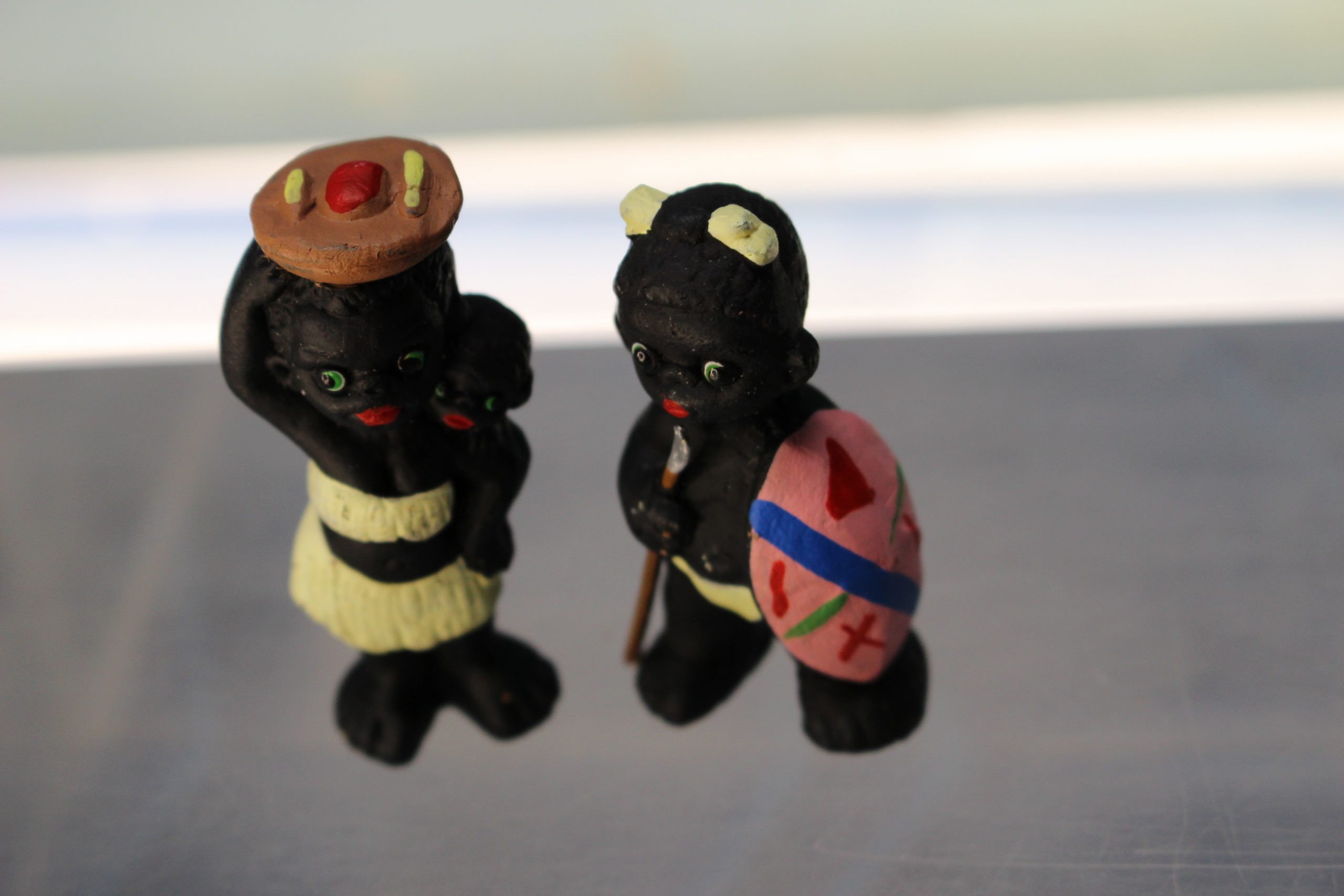 Figuras Alborox. Trajes regionales. Pareja con niño. África, caníbales. - Imagen 3