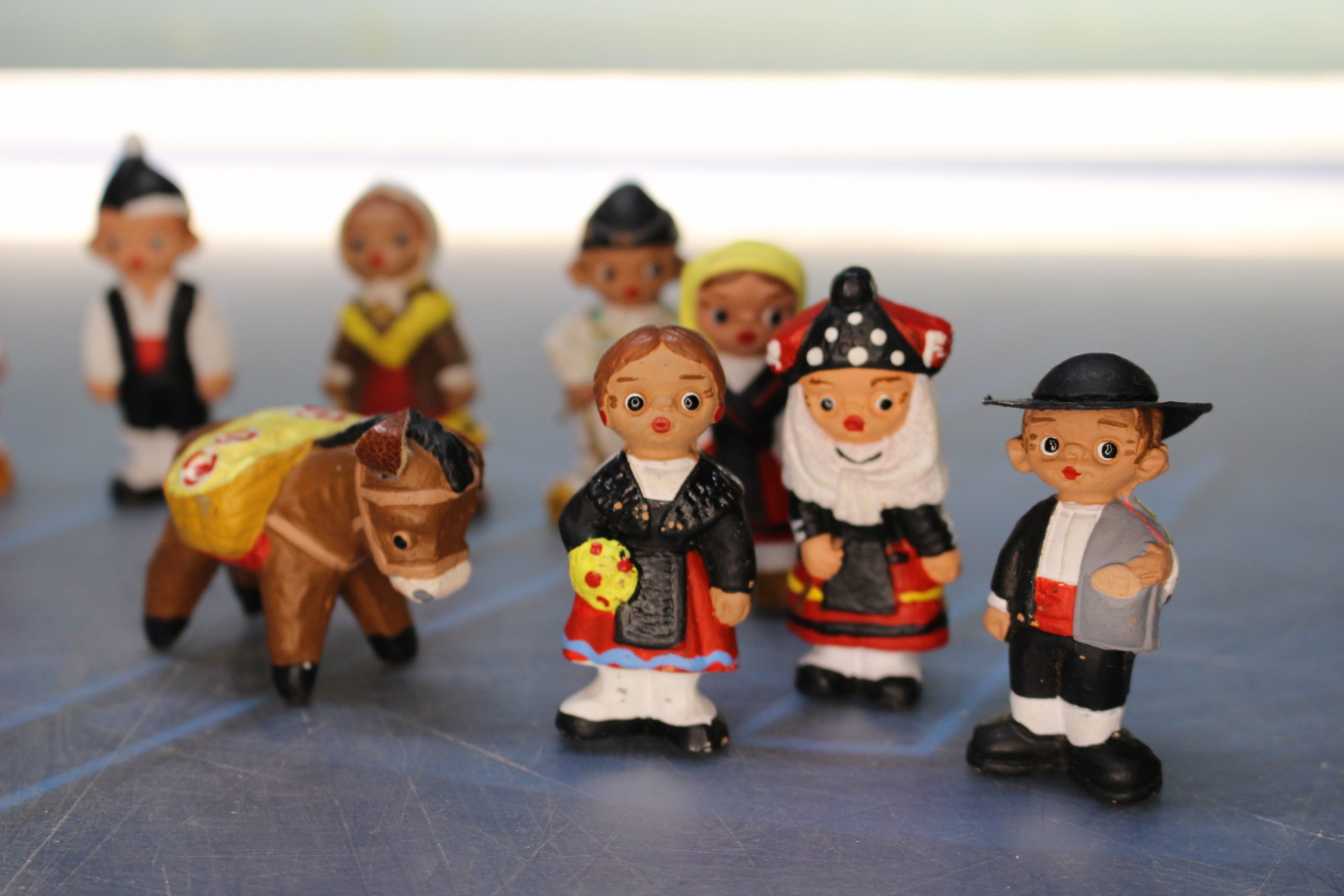 Figuras Alborox. Trajes regionales. 13 personas y un burrito. - Imagen 5