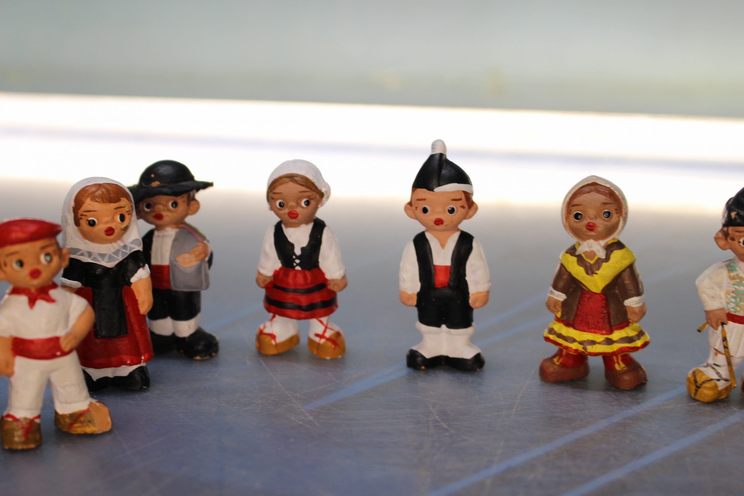 Figuras Alborox. Trajes regionales. 13 personas y un burrito. - Imagen 3