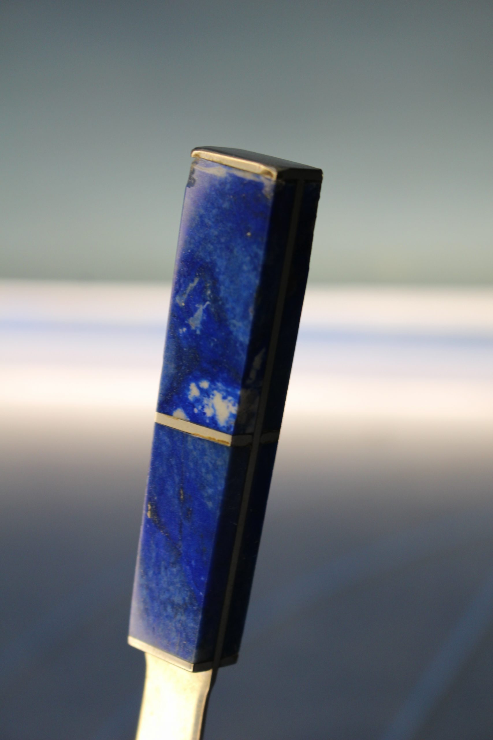 Bonito abrecartas con cacha de lapislázuli.