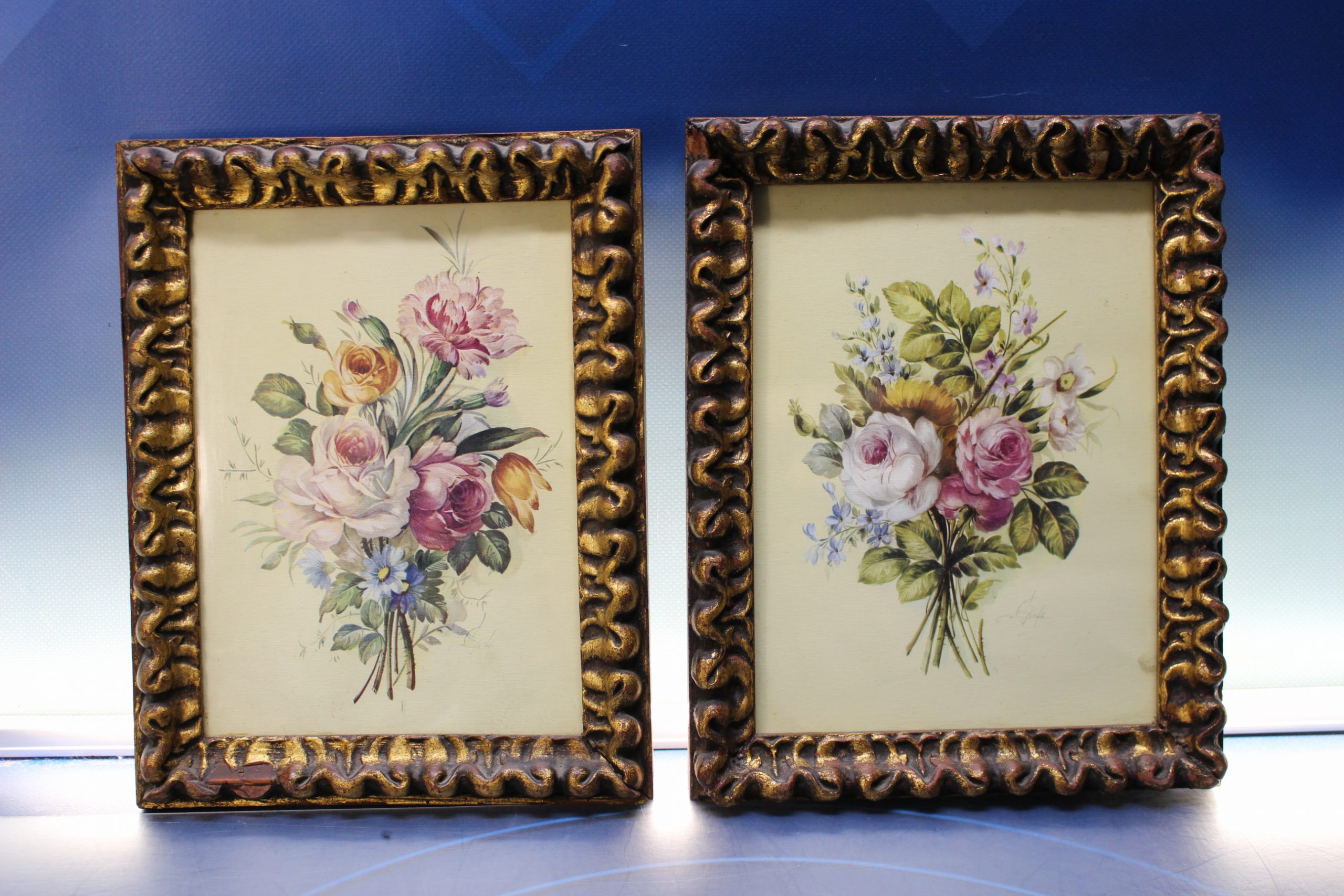 Pareja de marcos de madera y pasta de madera con pan de oro. Cristal. Mediados s.XX.