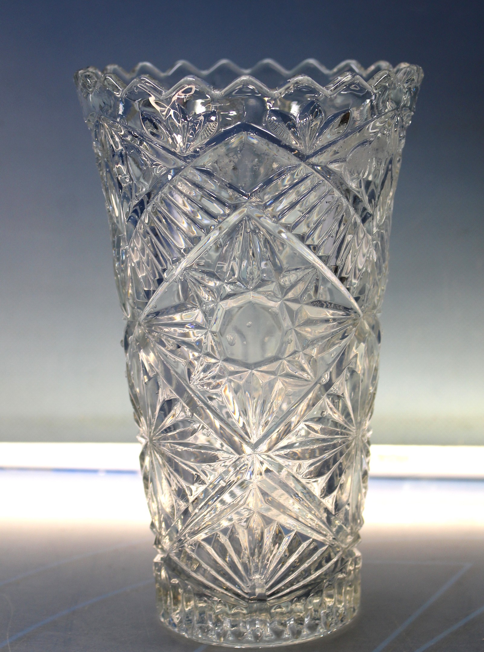 Jarrón de cristal tallado, mediados s.XX.