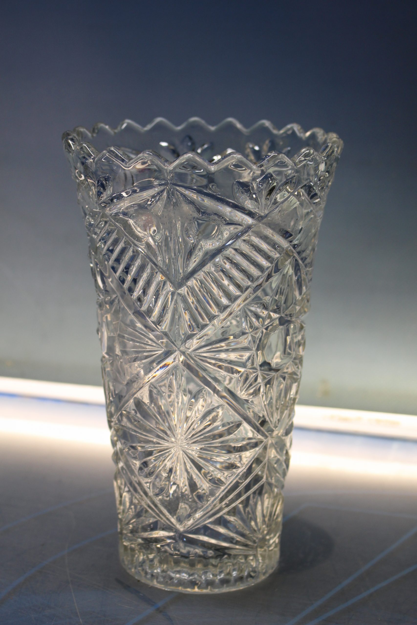 Jarrón de cristal tallado, mediados s.XX. - Imagen 2