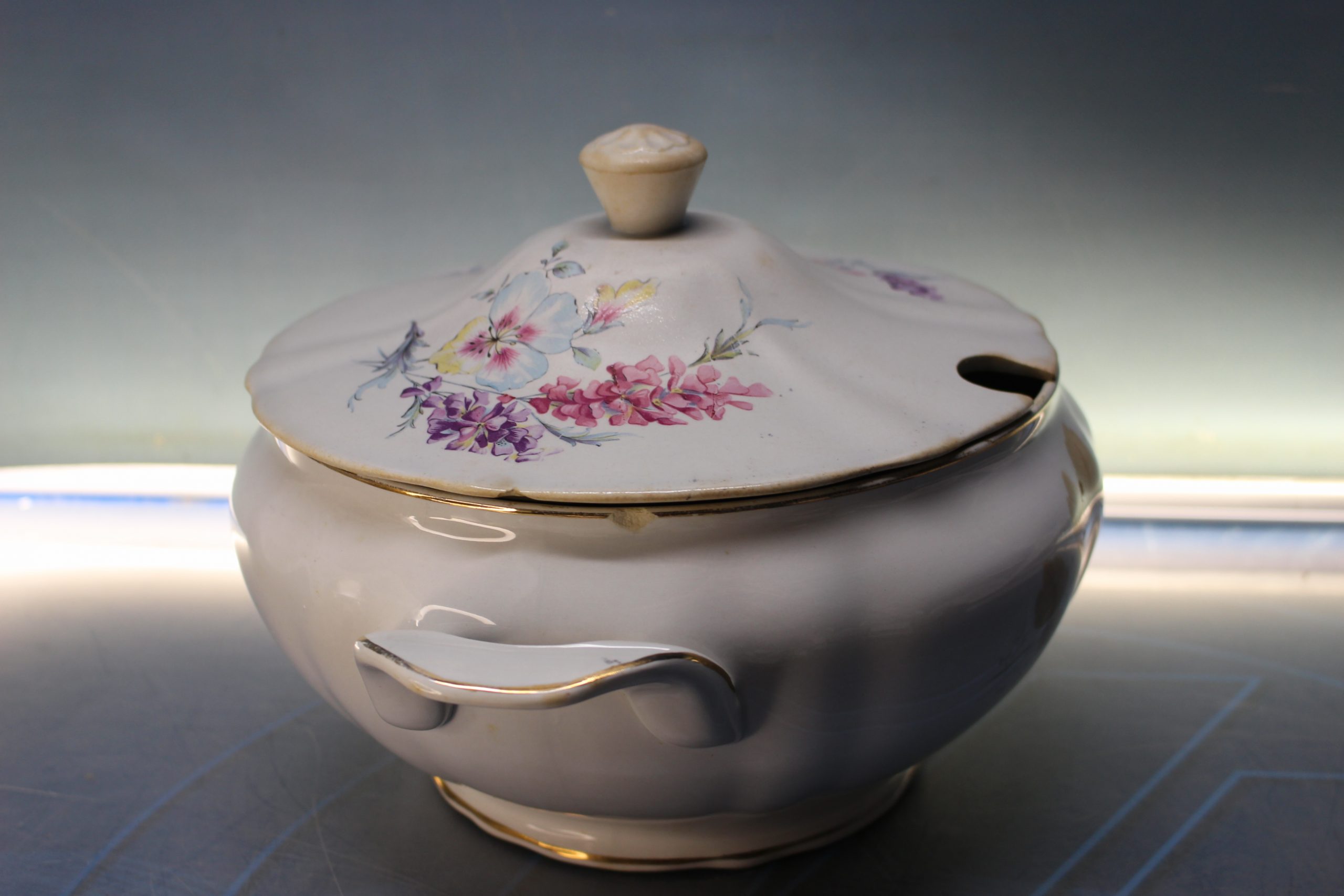 Sopera de porcelana San Claudio. Mediados s.XX. - Imagen 2