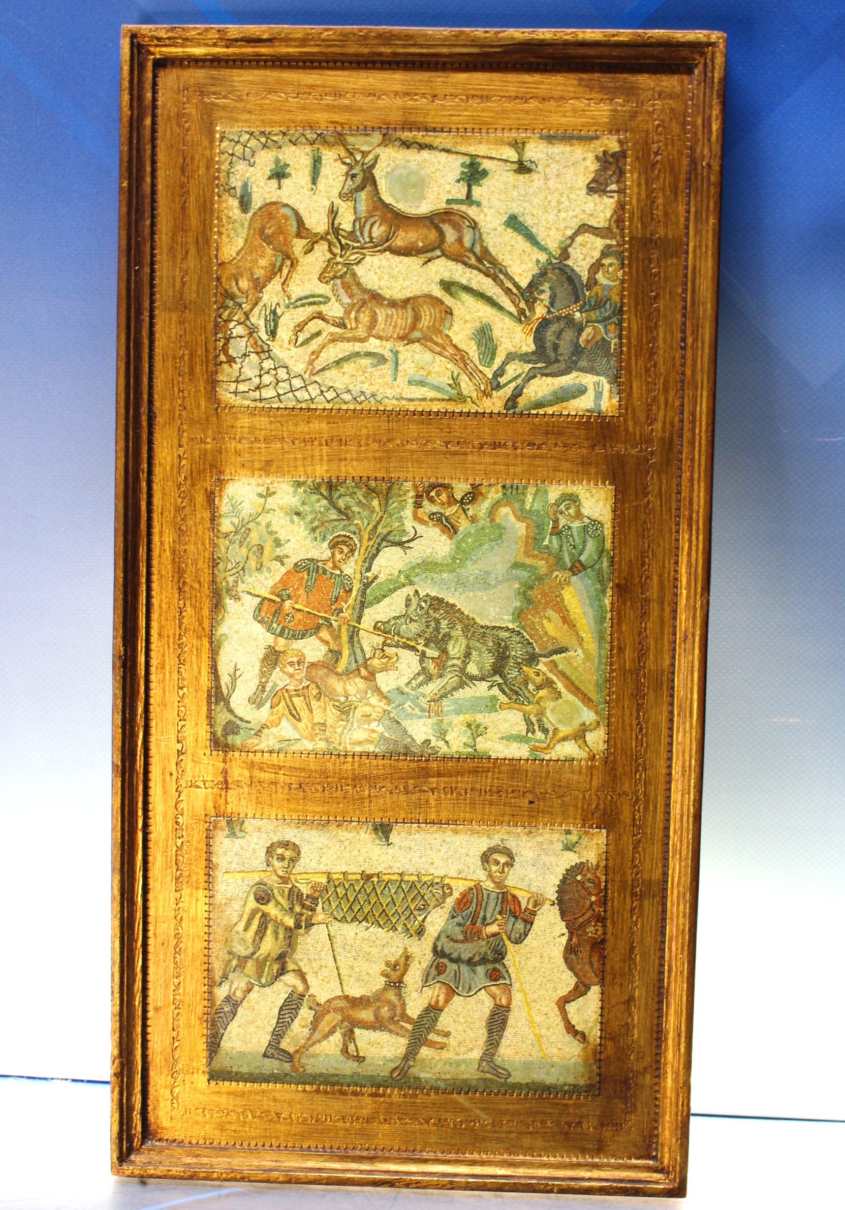 Cuadro decorativo con reproducciones de mosaicos romanos.