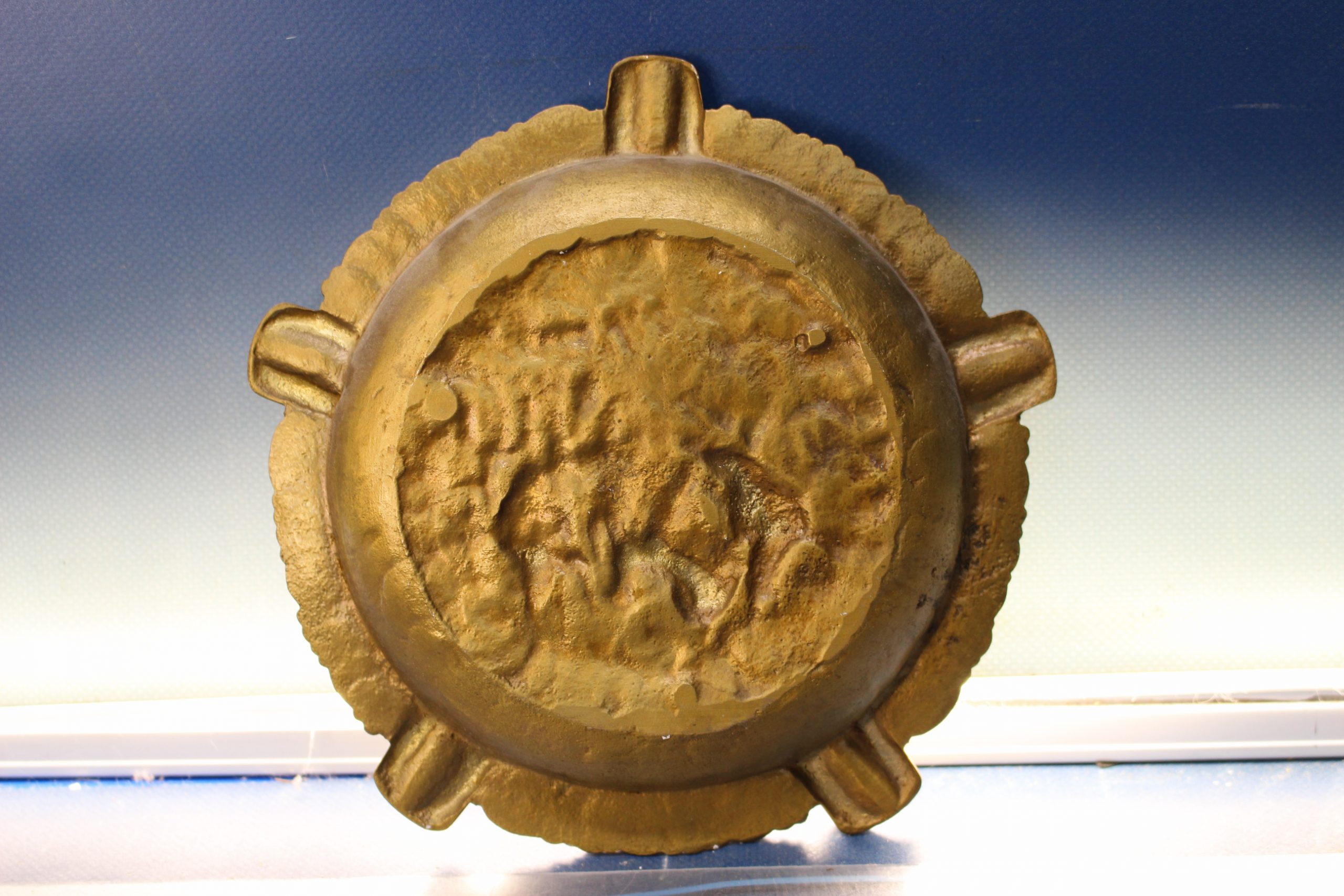 Cenicero de bronce con escena en relieve. Vendimia. - Imagen 5