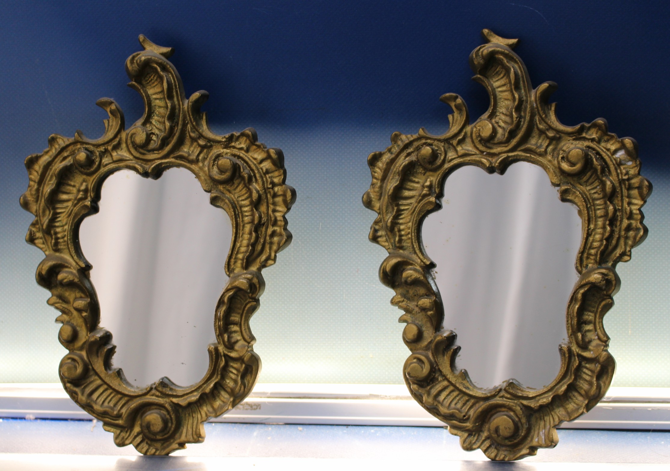 Pareja de espejos cornucopias de bronce dorado.