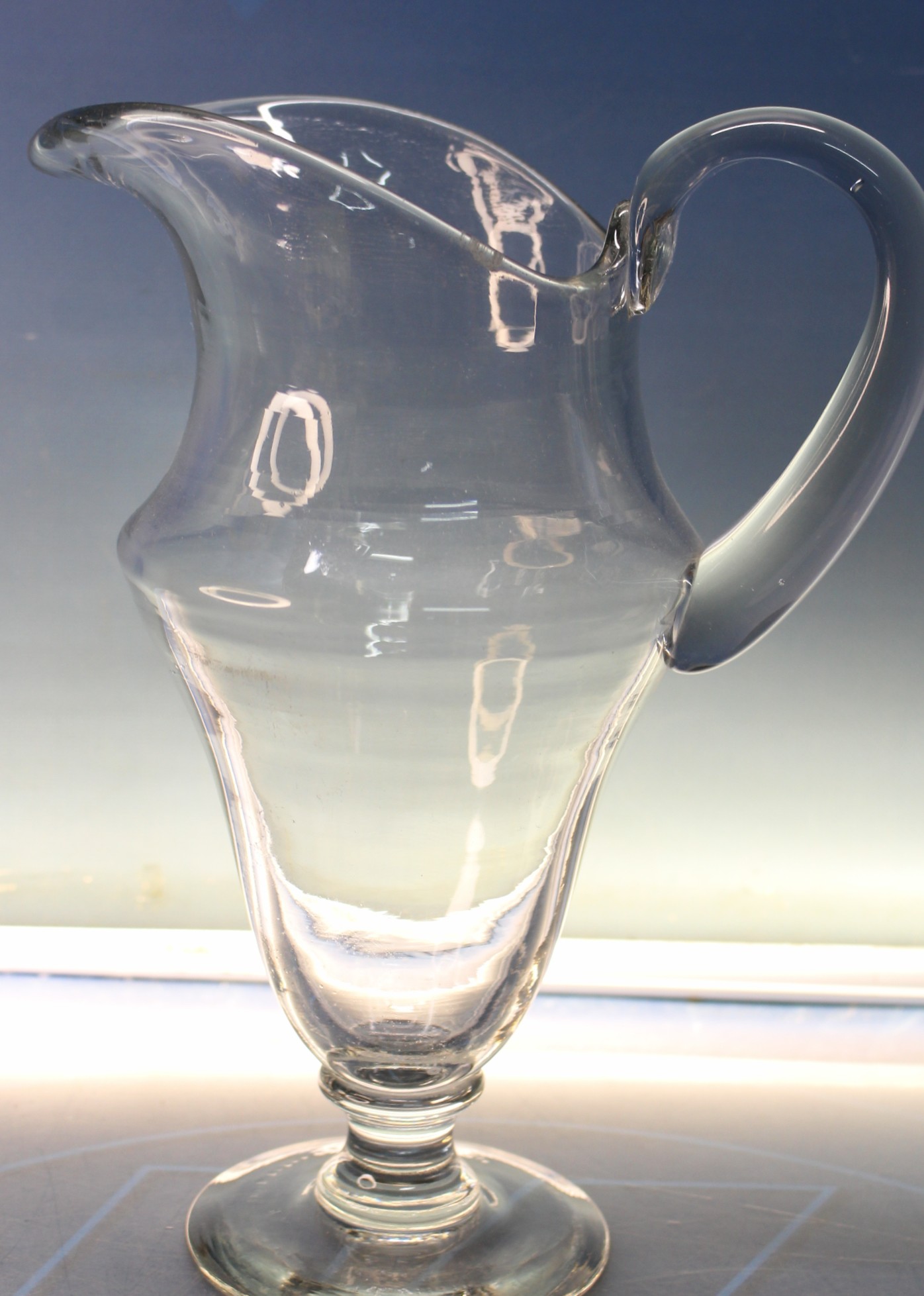 Jarra de cristal estilo clásico.