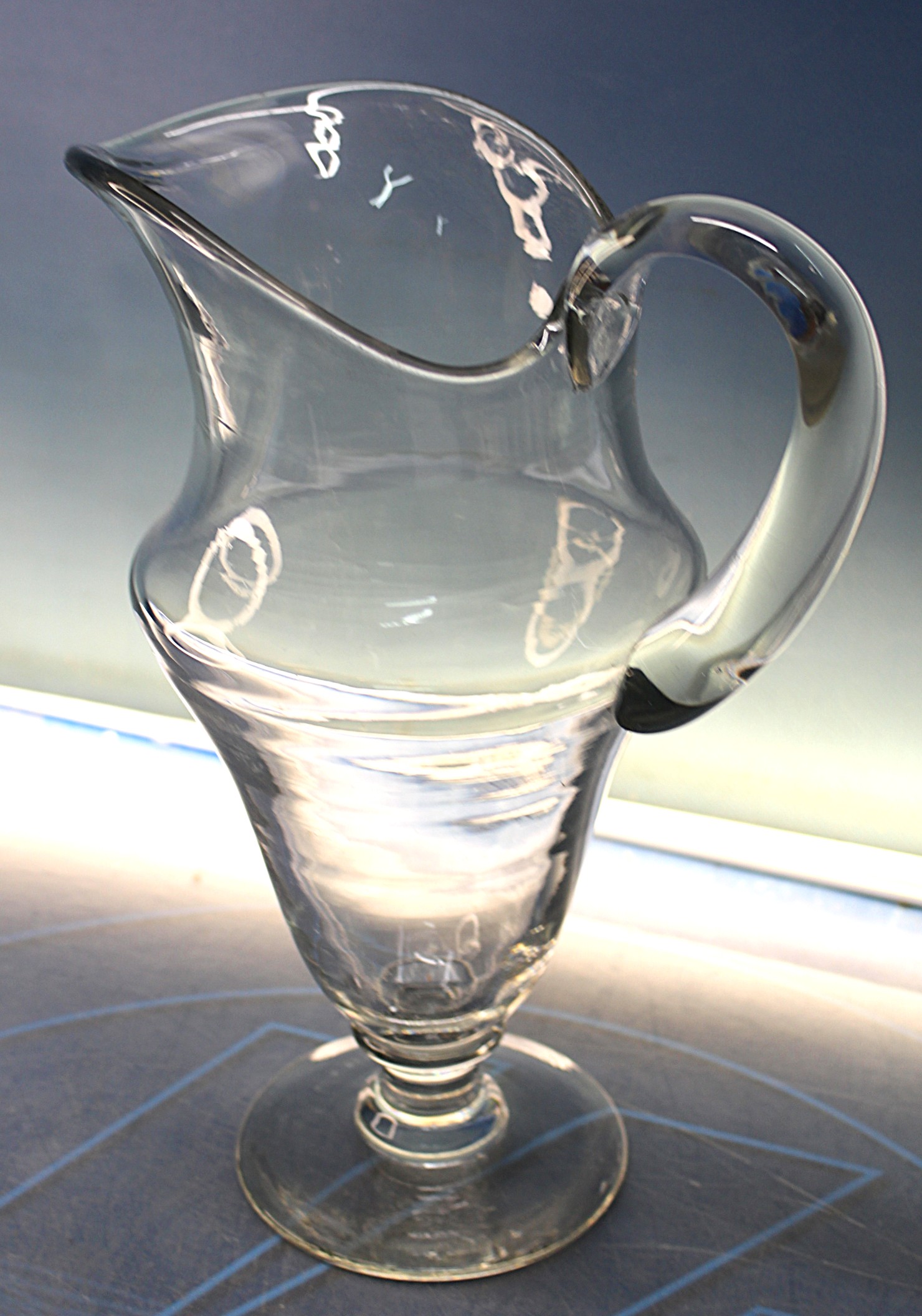 Jarra de cristal estilo clásico. - Imagen 2