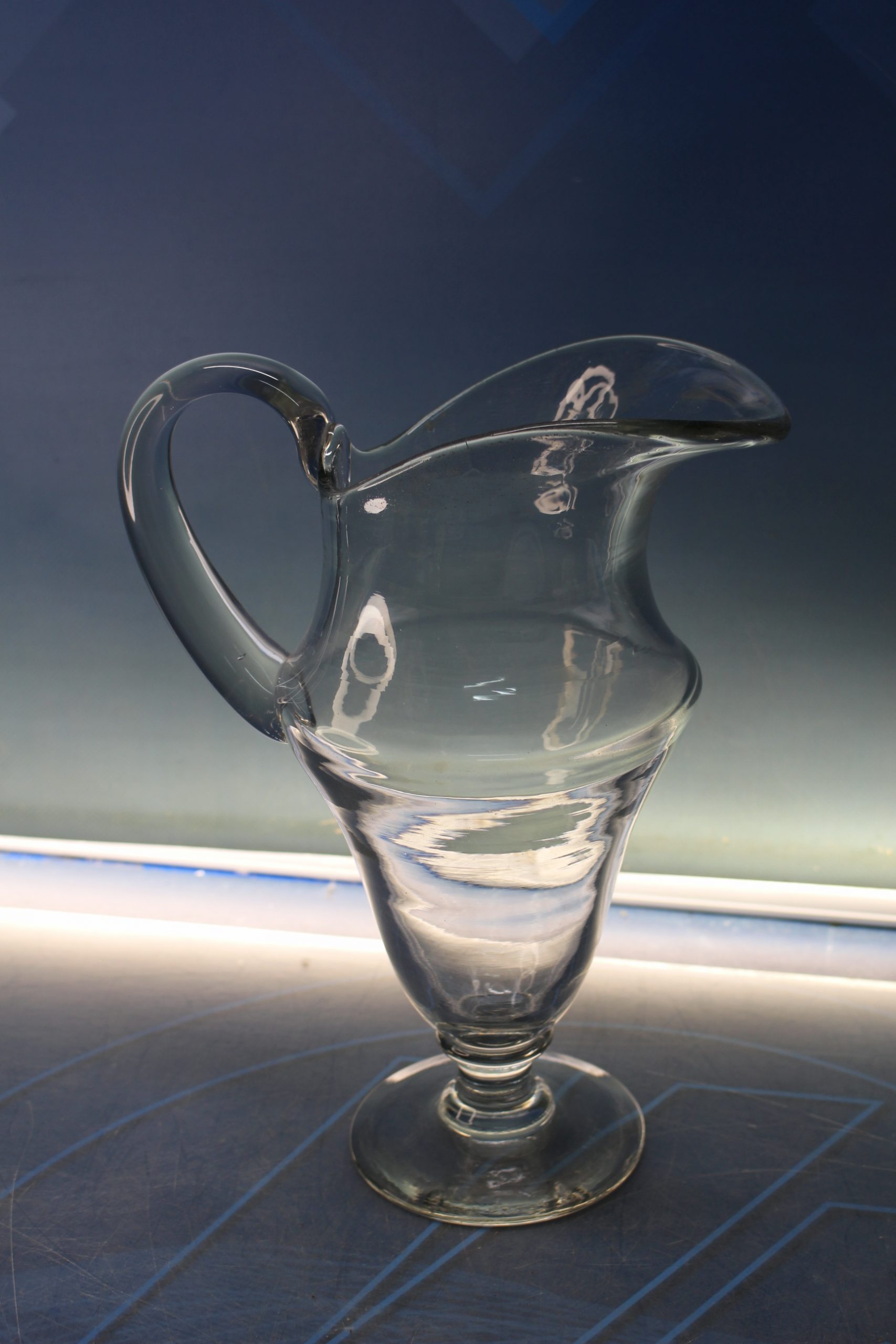 Jarra de cristal estilo clásico. - Imagen 5