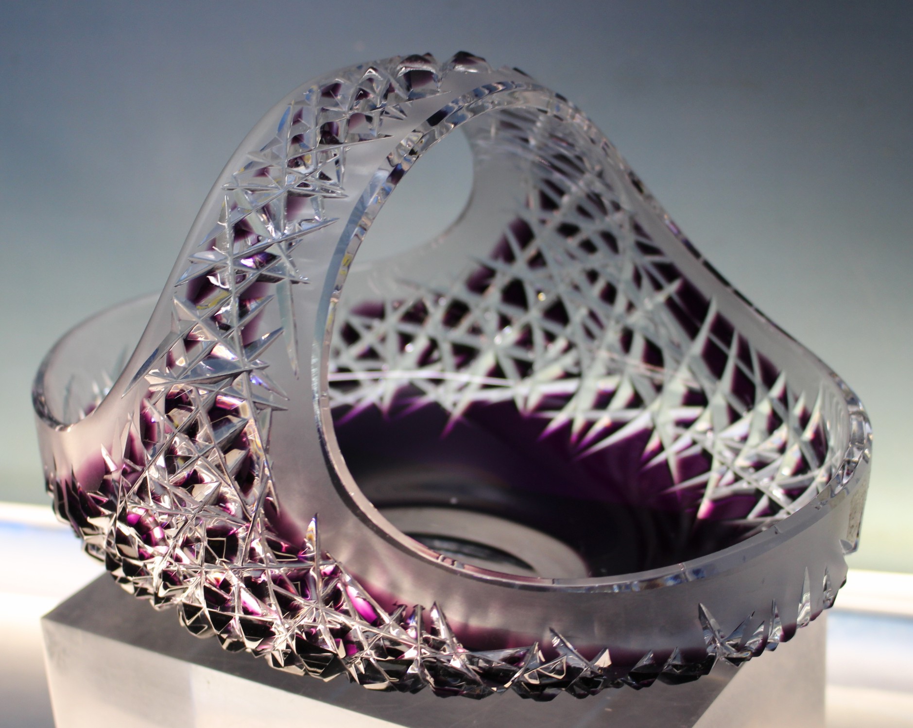 Bonita cesta de cristal de plomo tallado. Transparente y violeta.