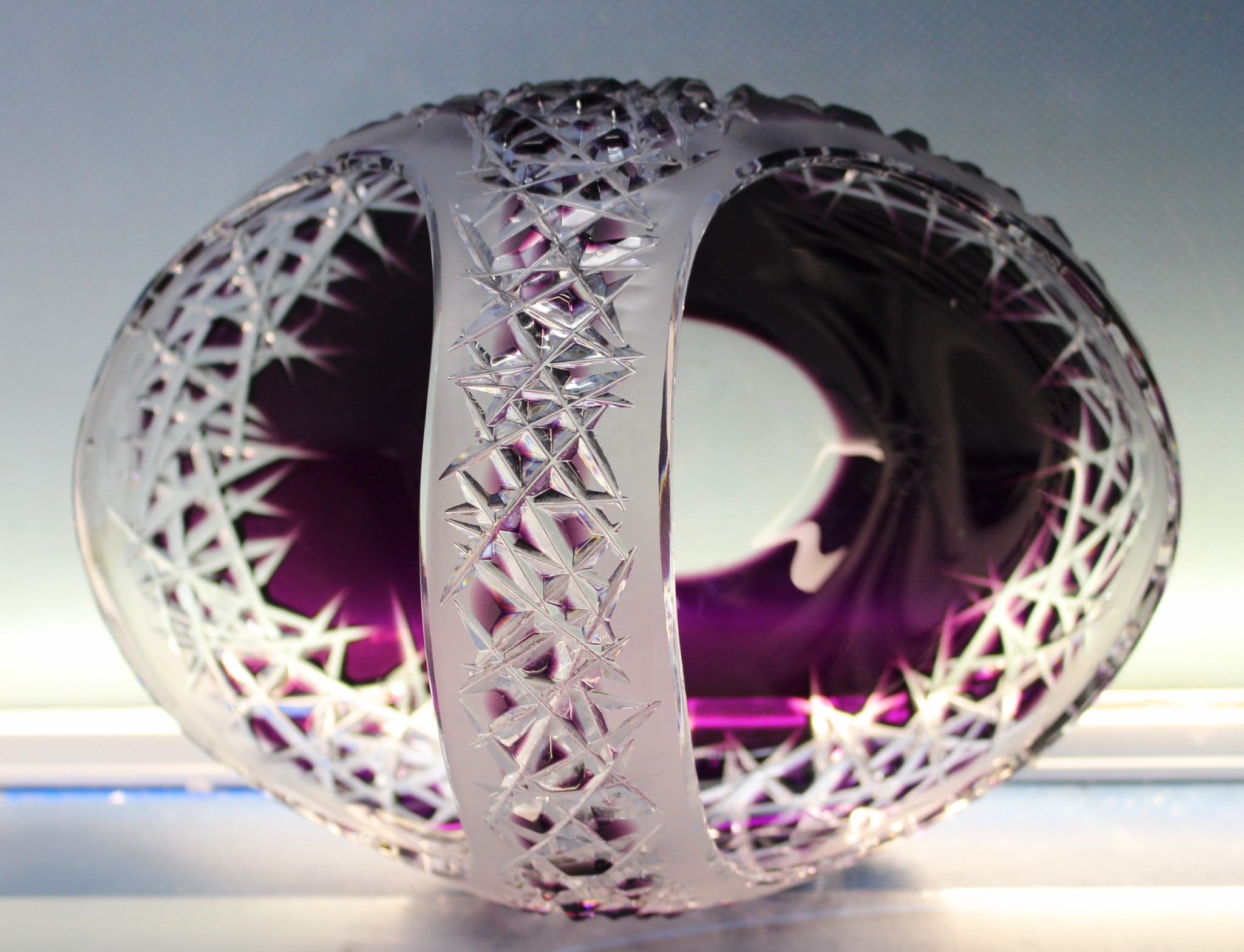 Bonita cesta de cristal de plomo tallado. Transparente y violeta. - Imagen 6