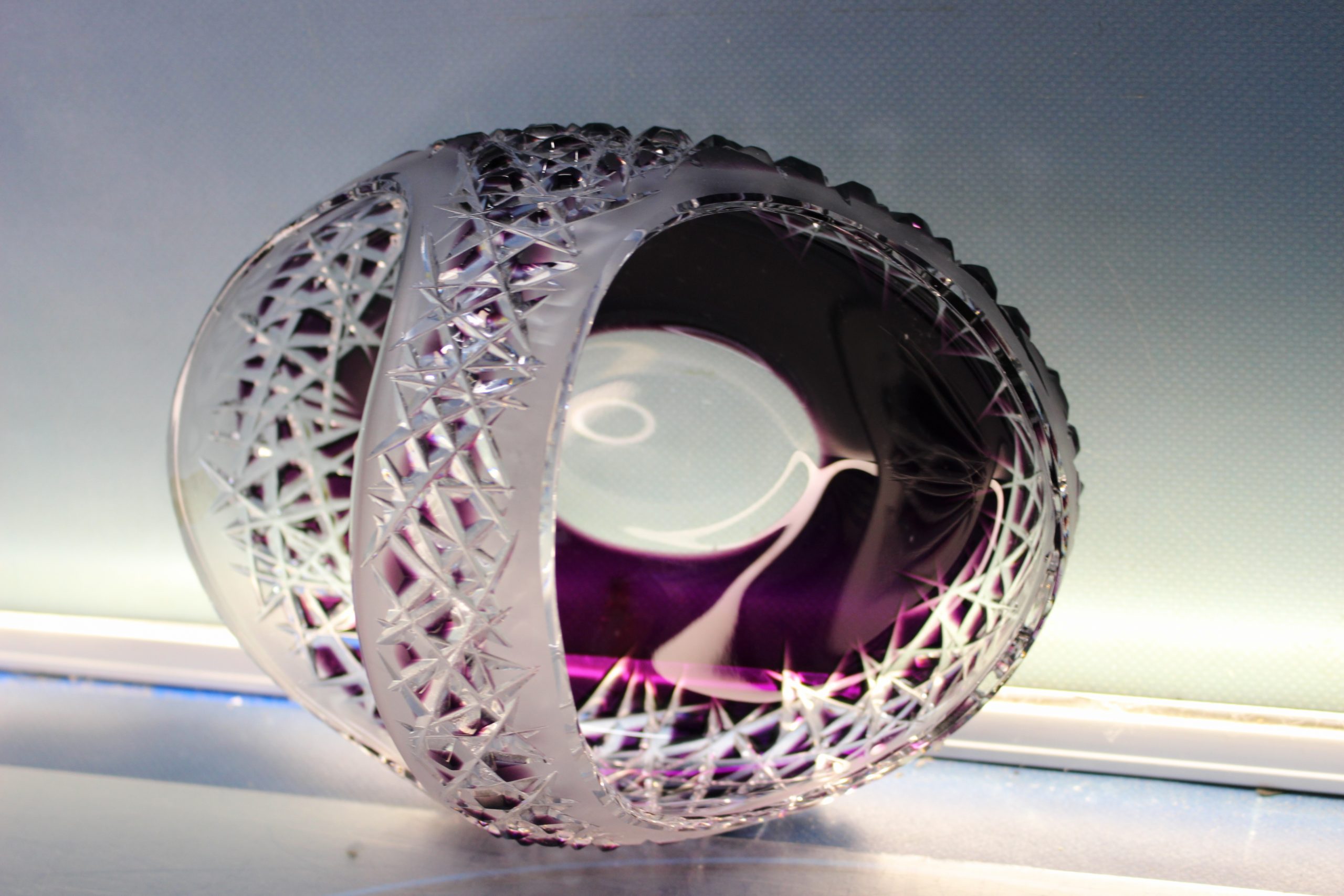 Bonita cesta de cristal de plomo tallado. Transparente y violeta. - Imagen 5