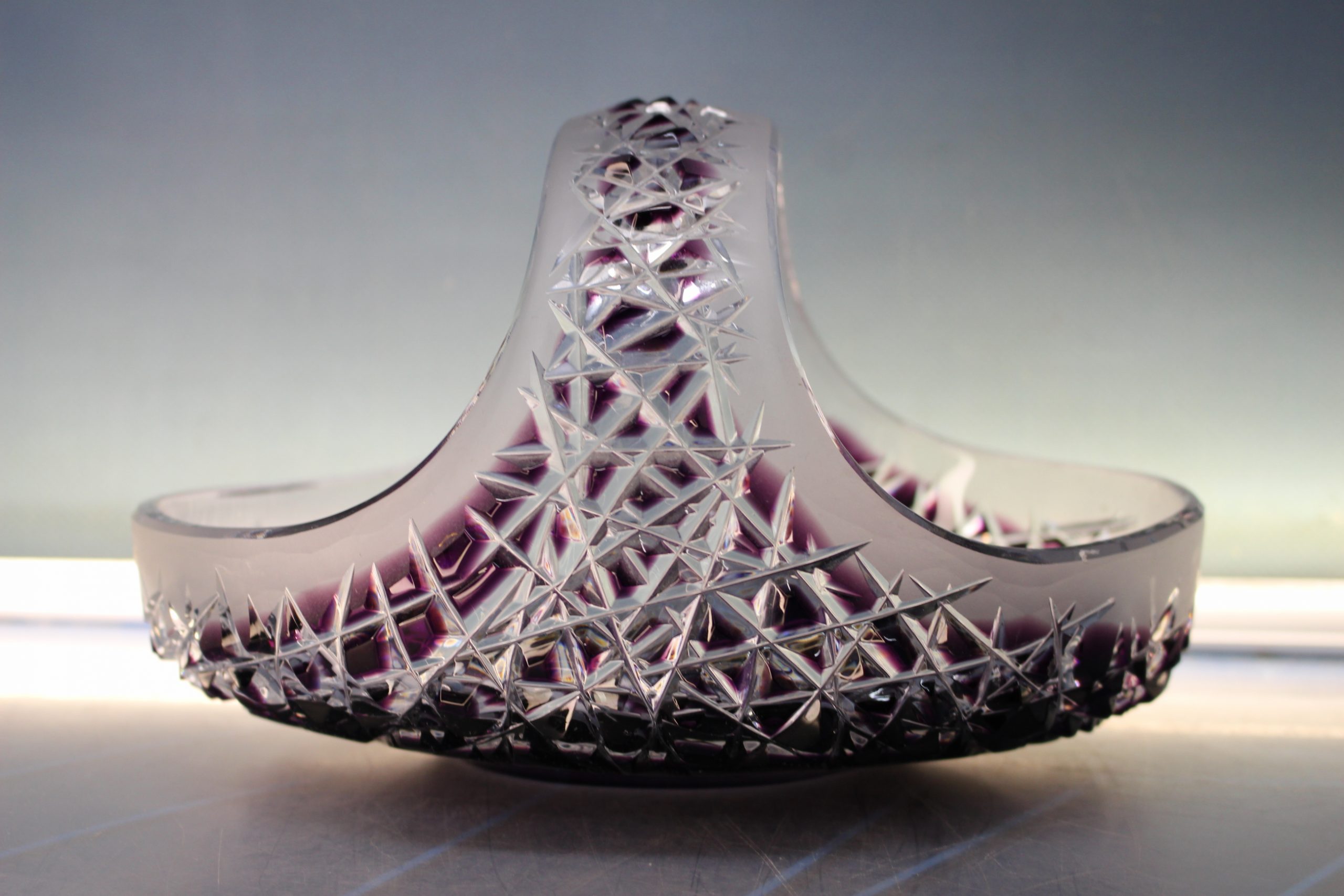 Bonita cesta de cristal de plomo tallado. Transparente y violeta. - Imagen 4