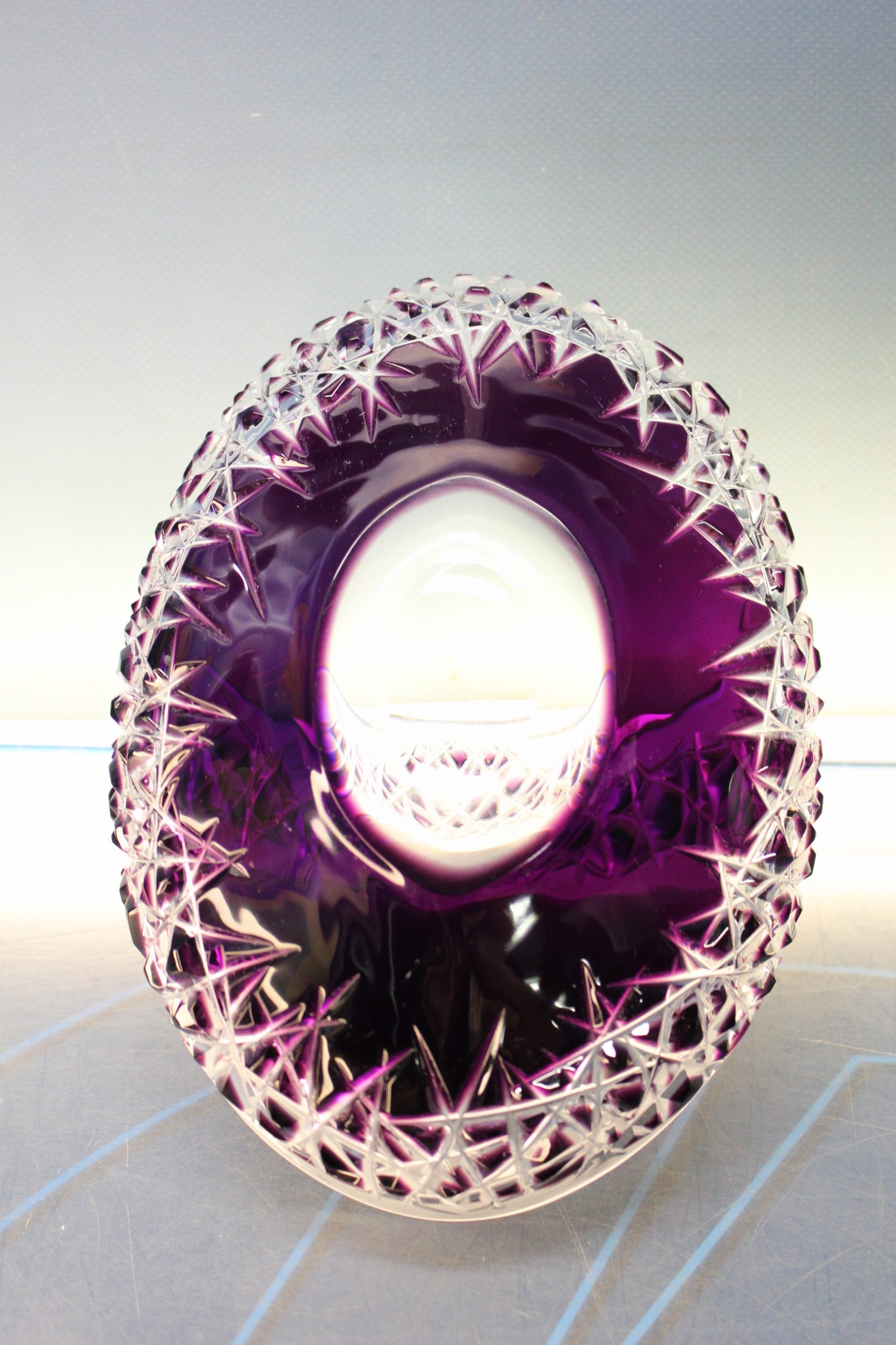 Bonita cesta de cristal de plomo tallado. Transparente y violeta. - Imagen 3