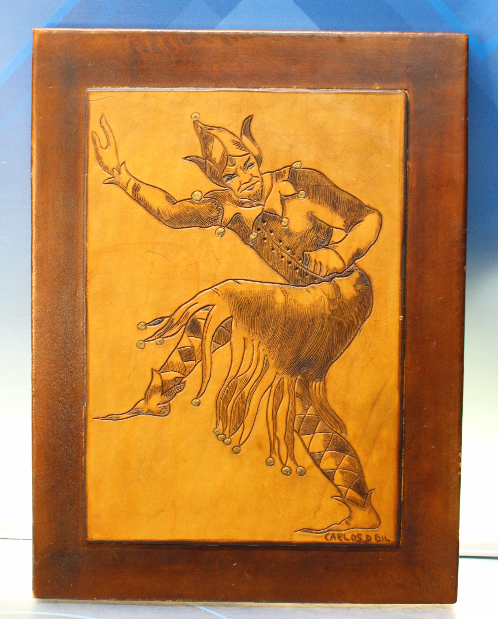 Joker o Puck pirograbado sobre cuero y enmarcado.