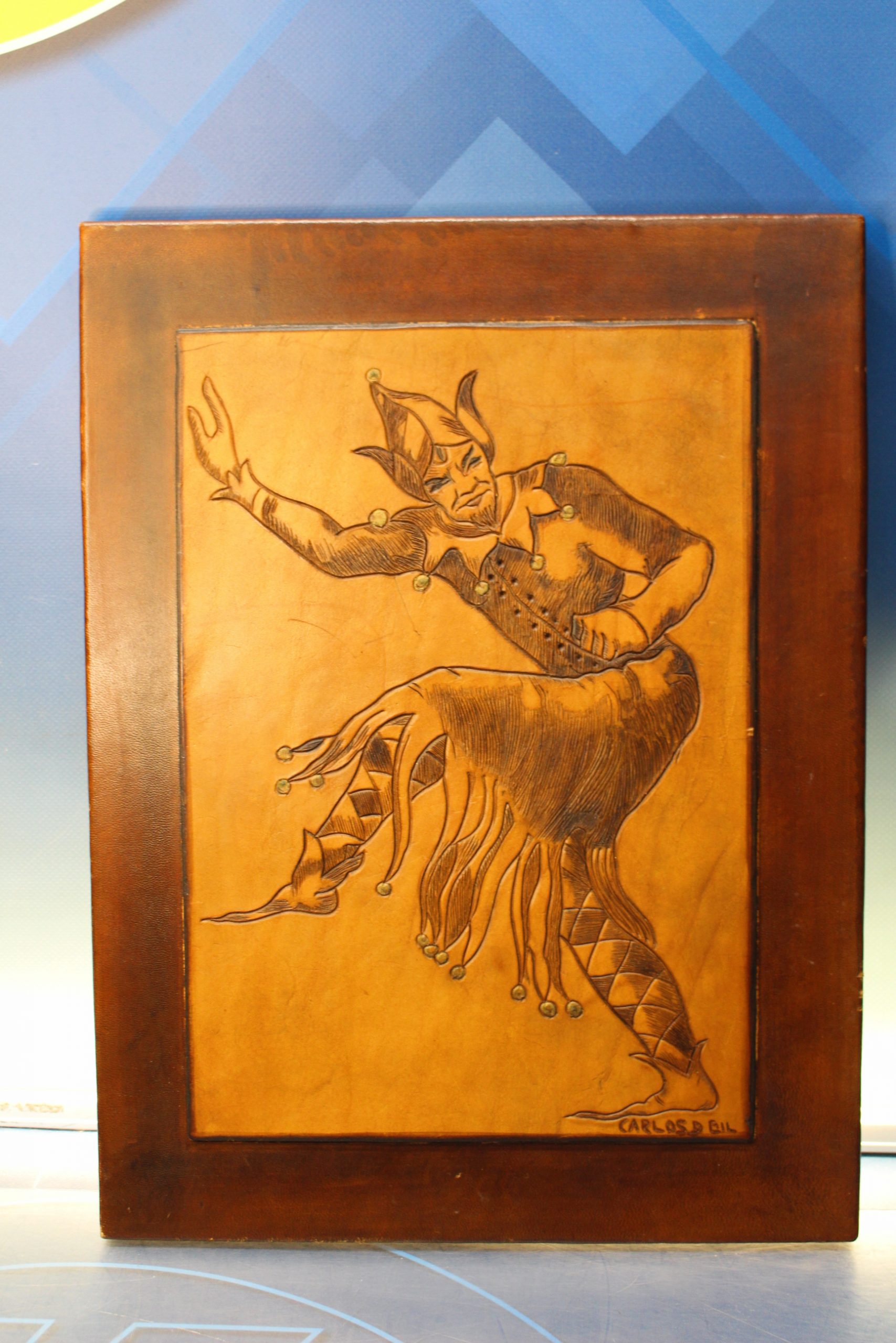 Joker o Puck pirograbado sobre cuero y enmarcado. - Imagen 2