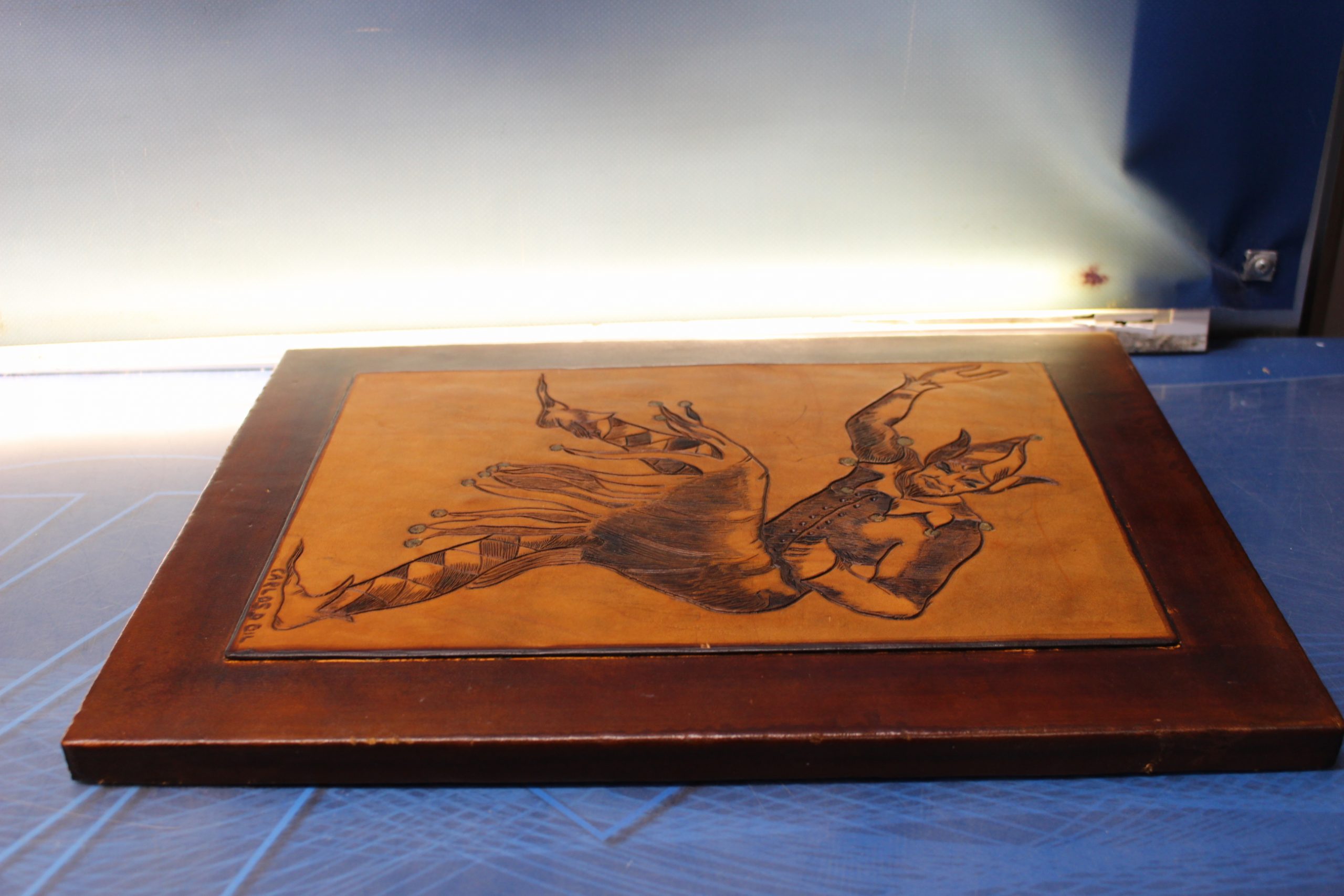 Joker o Puck pirograbado sobre cuero y enmarcado. - Imagen 5