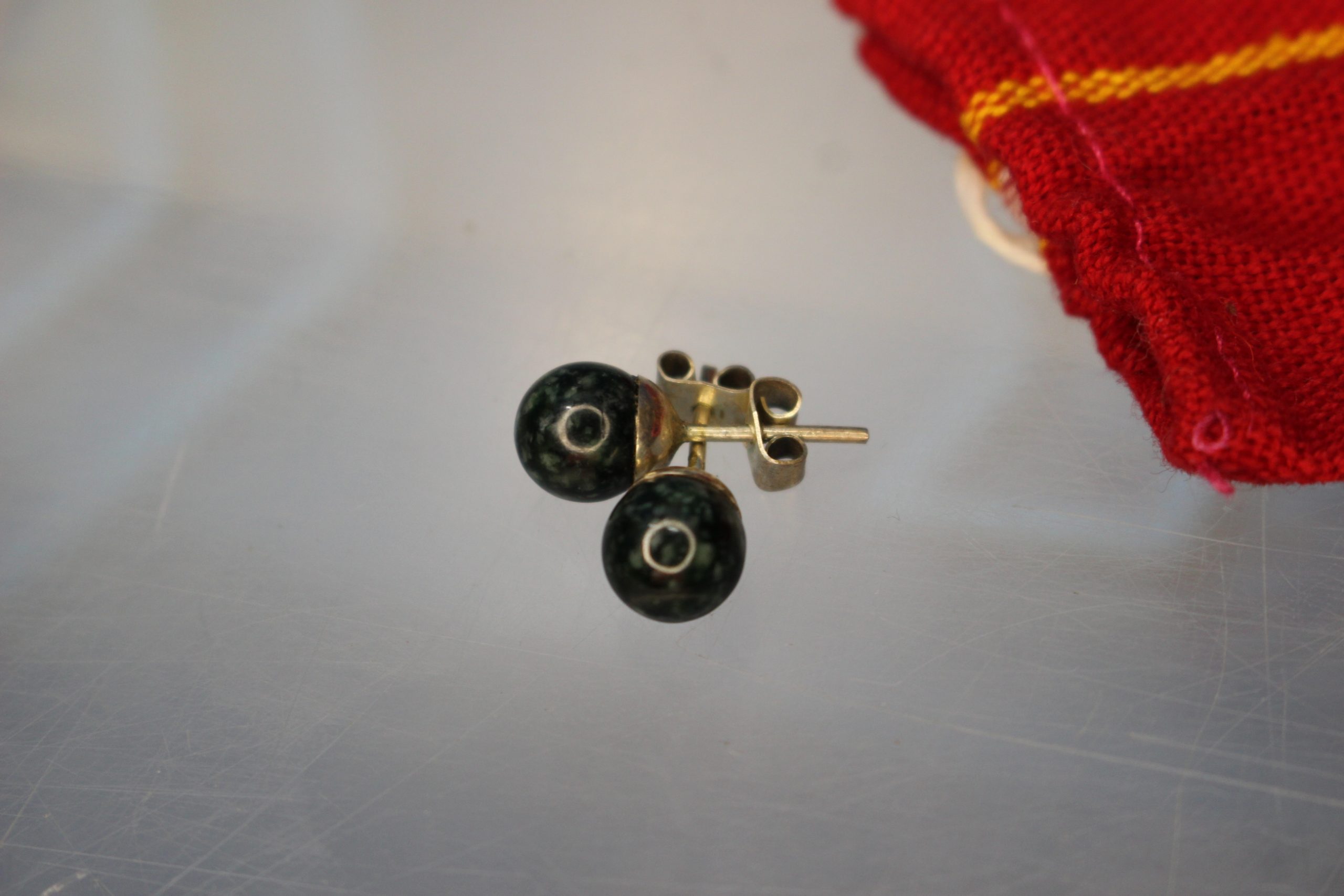 Pendientes de botón plata y jade verde, Colombia. - Imagen 5