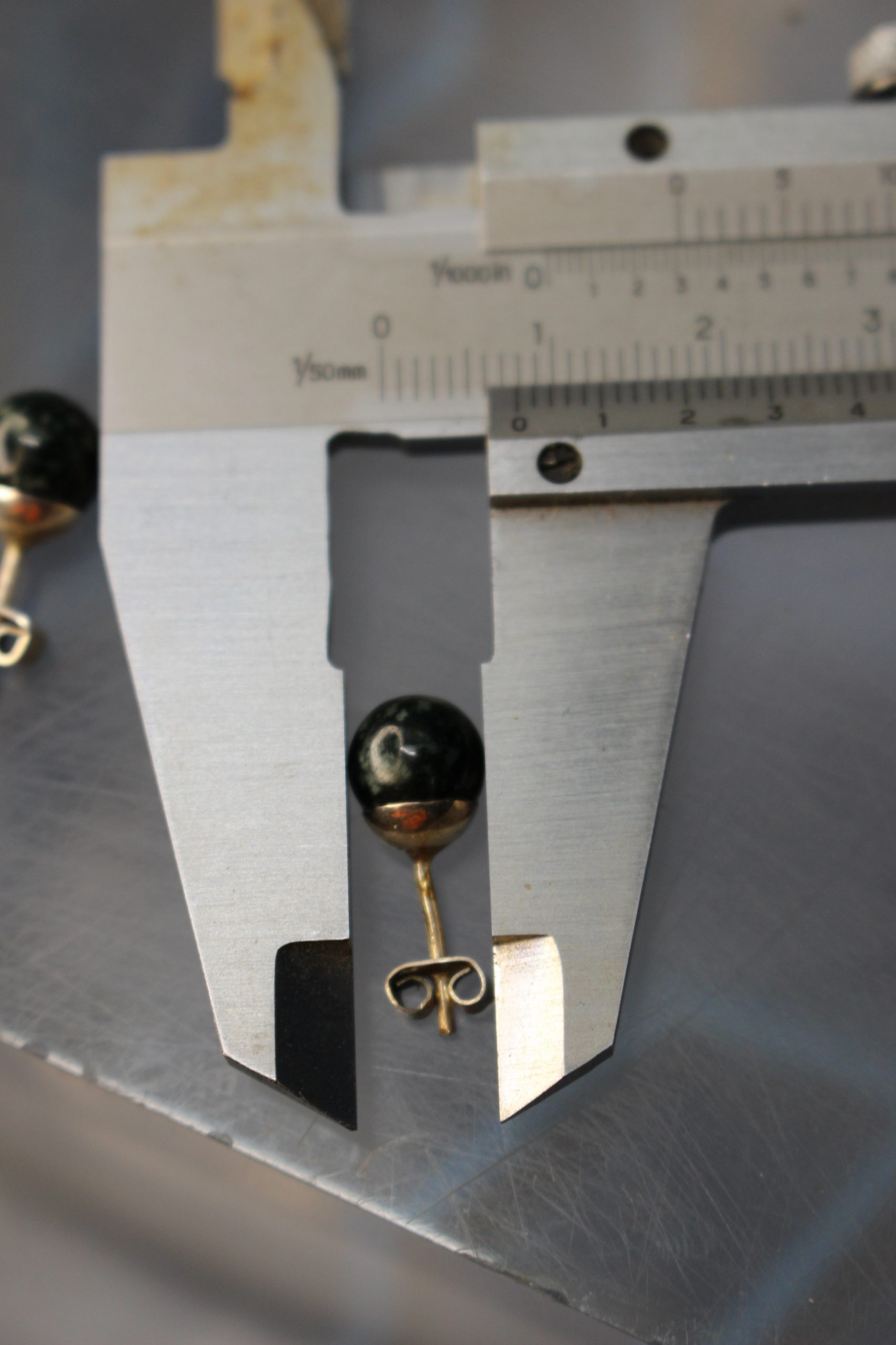 Pendientes de botón plata y jade verde, Colombia. - Imagen 3