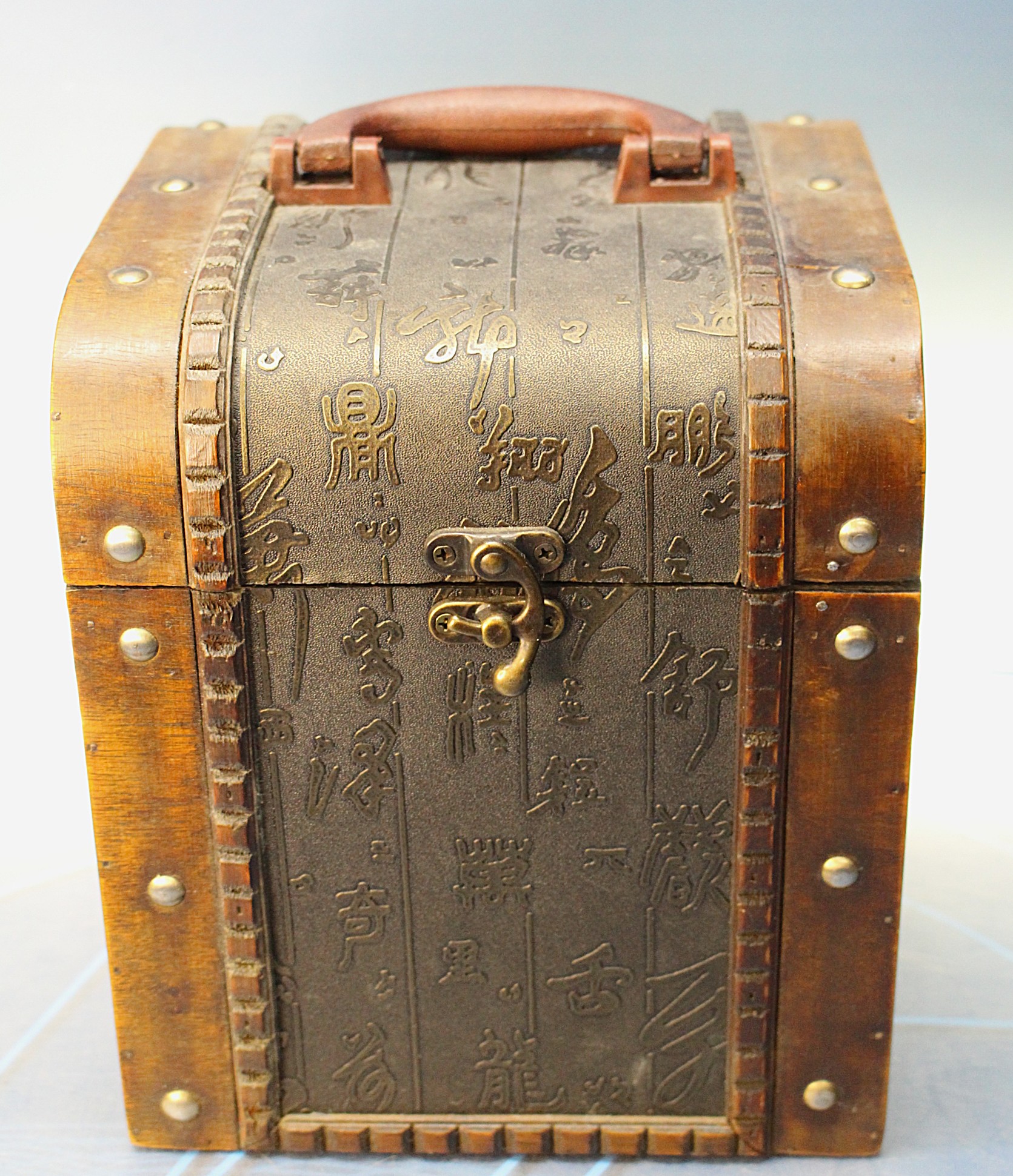 Caja, cofre, pequeño baúl de madera y latón.