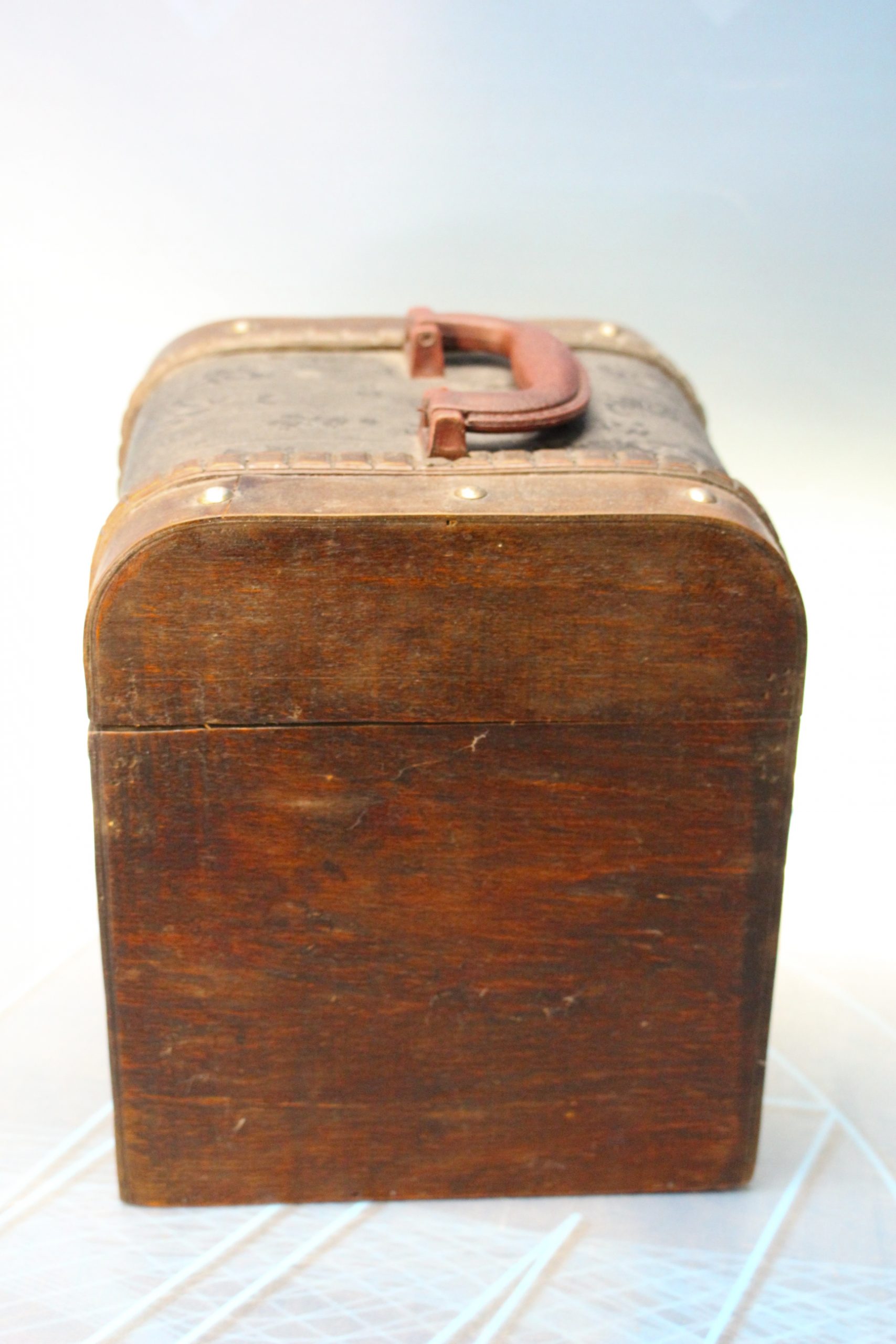 Caja, cofre, pequeño baúl de madera y latón. - Imagen 2