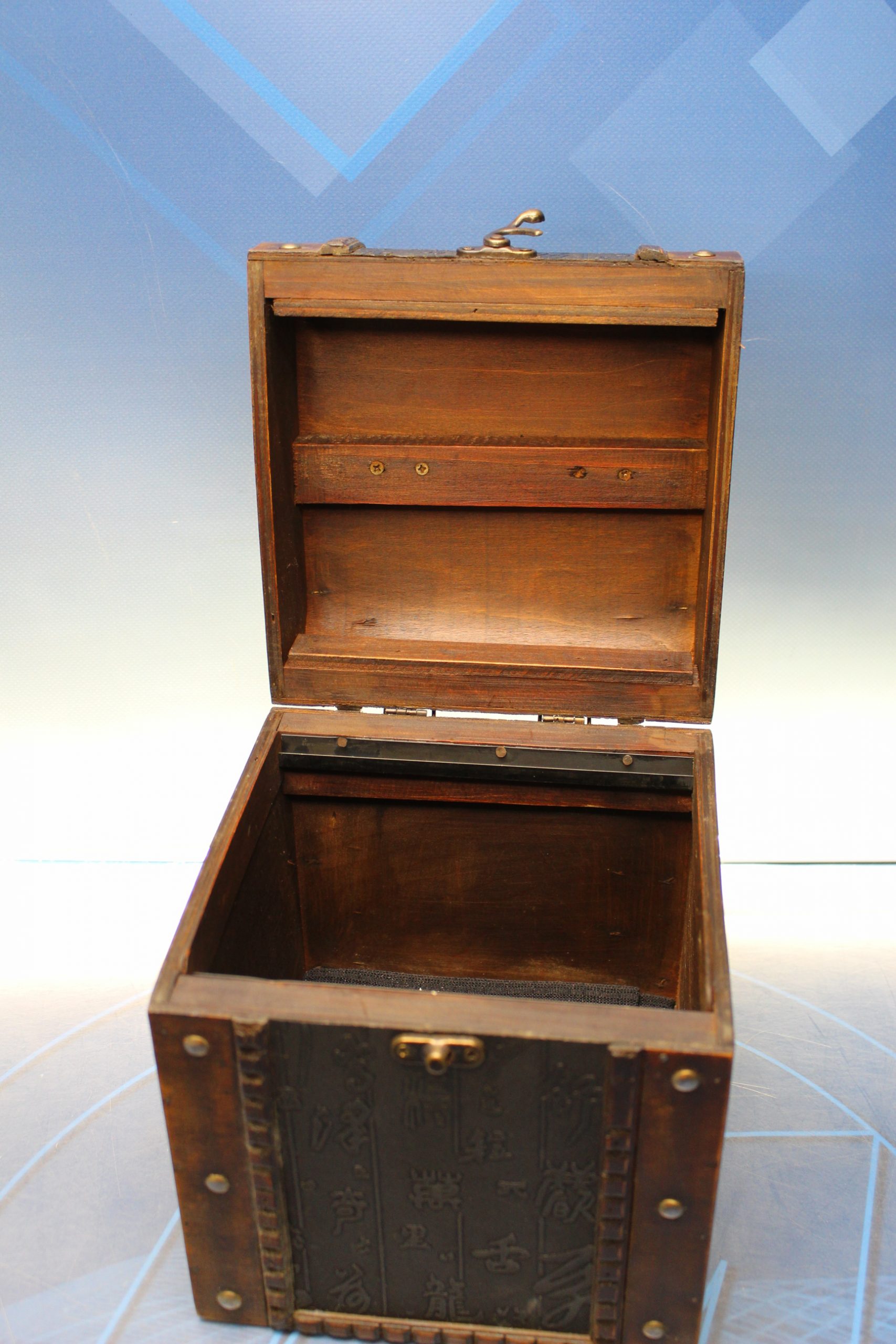 Caja, cofre, pequeño baúl de madera y latón. - Imagen 4