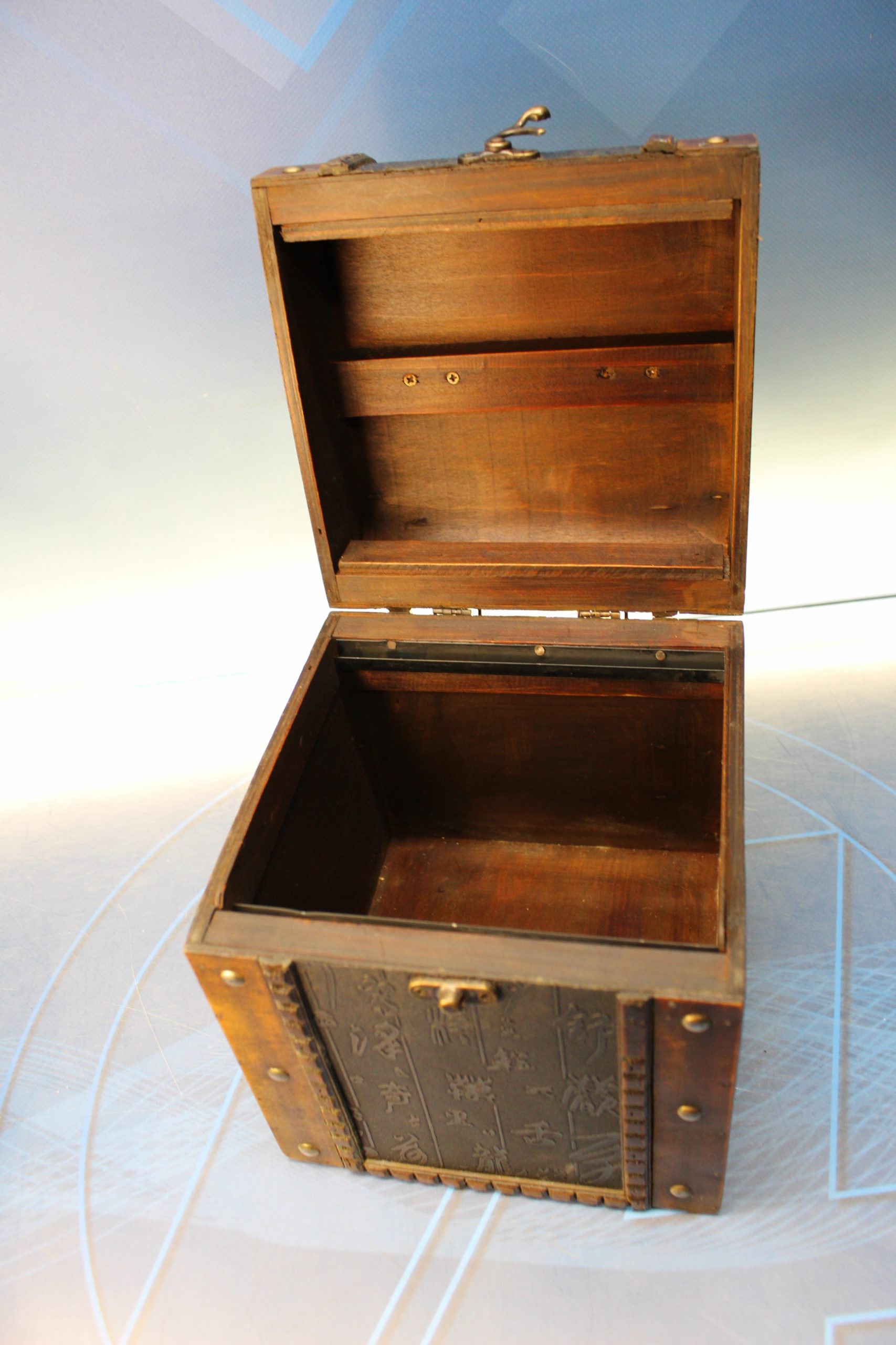 Caja, cofre, pequeño baúl de madera y latón. - Imagen 3