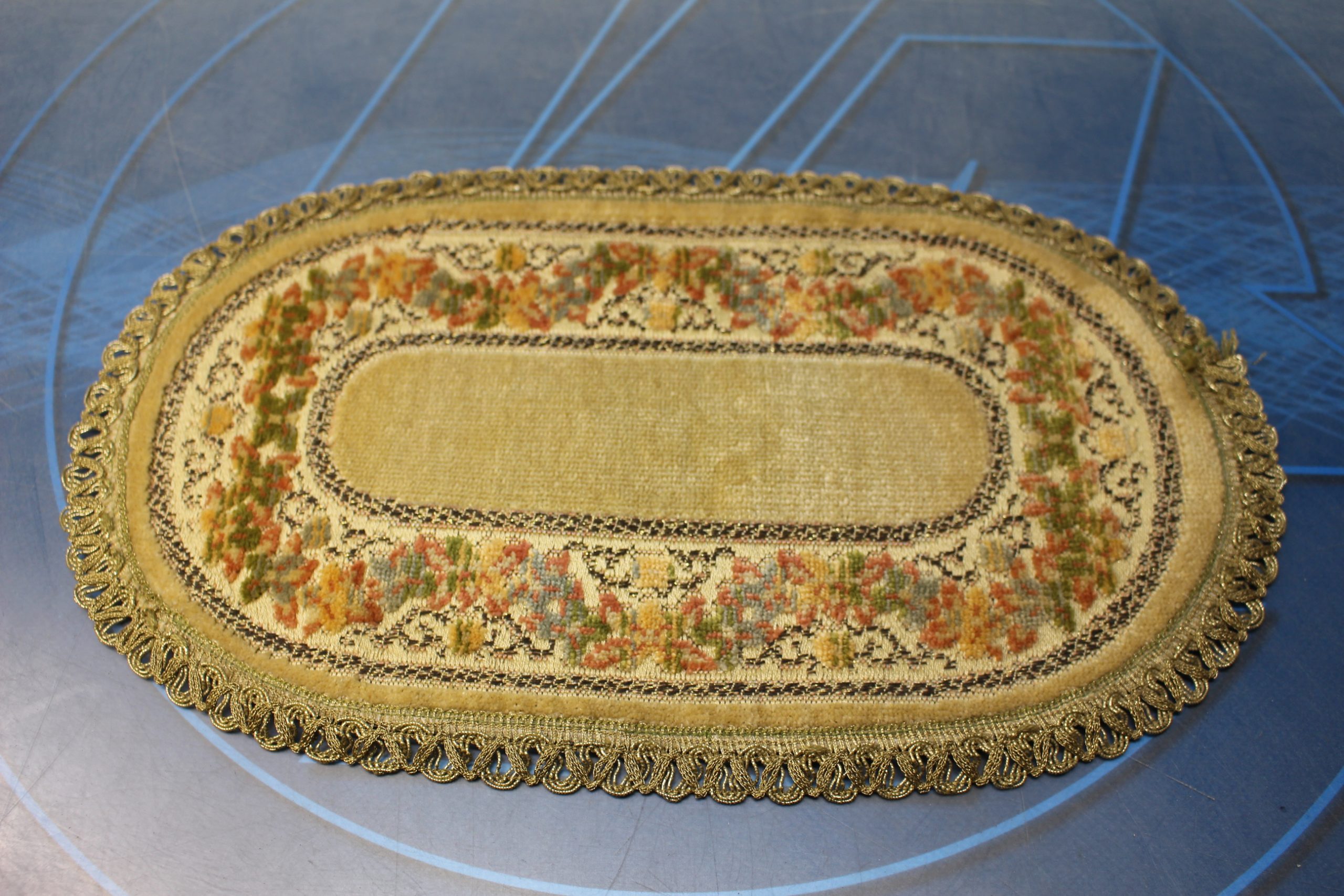 Tapete brocado dorado, beige.