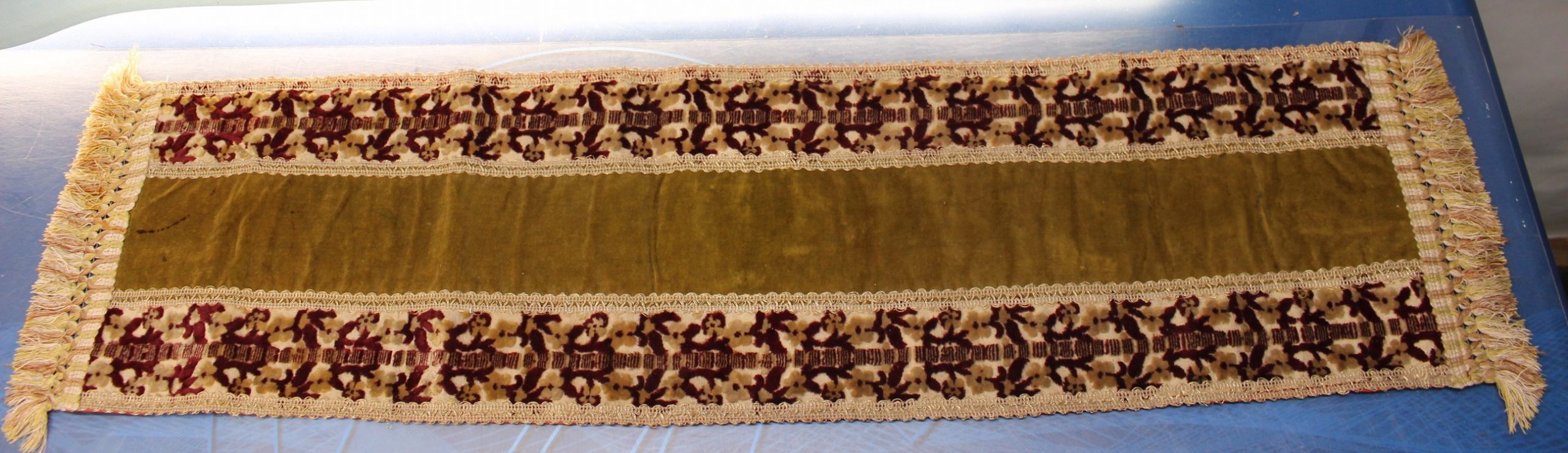 Tapete, camino de mesa brocado, terciopelo verde y granate.