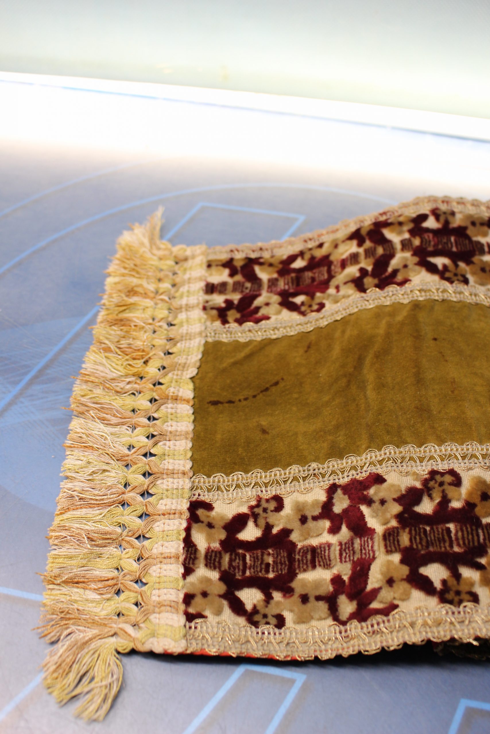 Tapete, camino de mesa brocado, terciopelo verde y granate. - Imagen 2