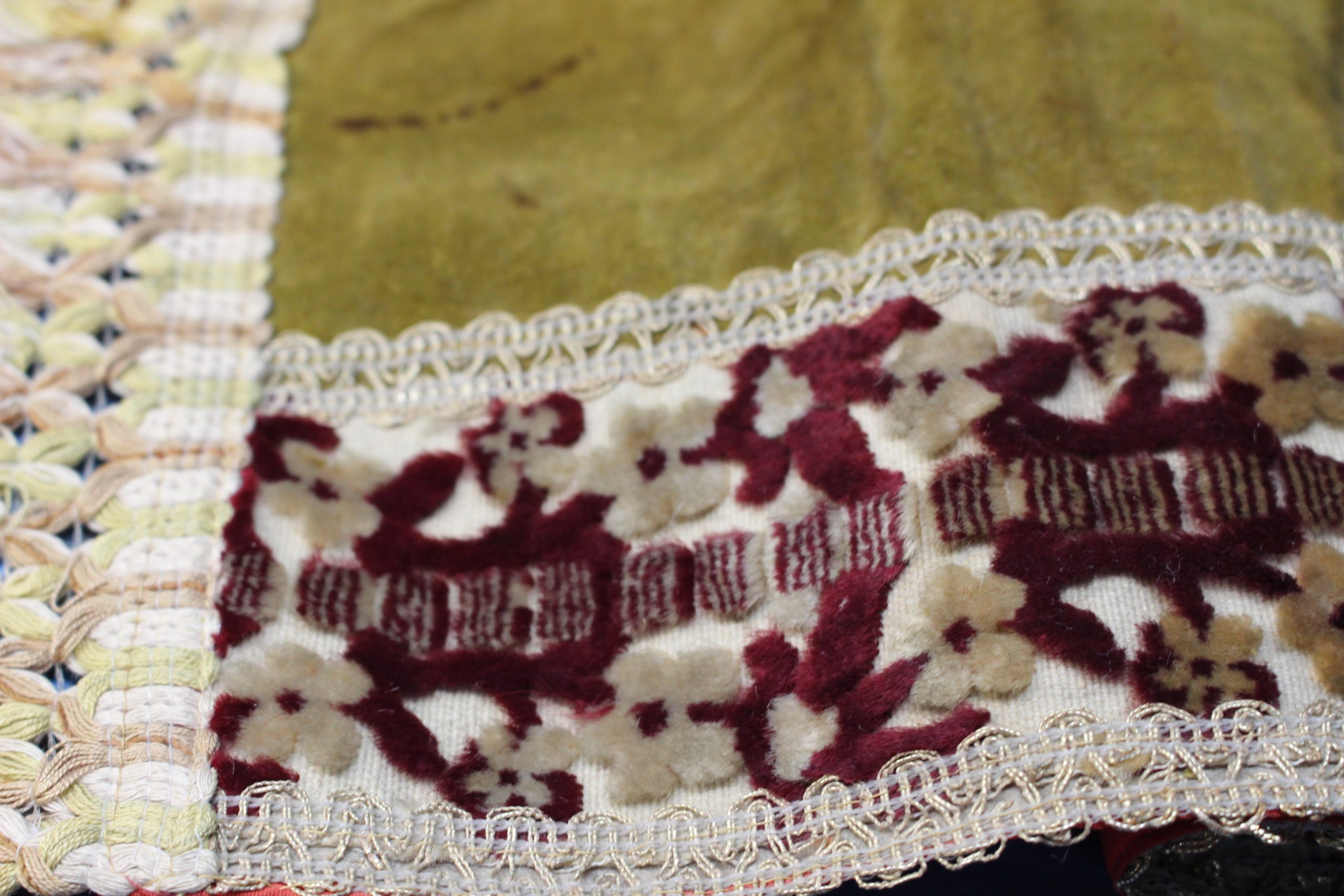 Tapete, camino de mesa brocado, terciopelo verde y granate. - Imagen 5