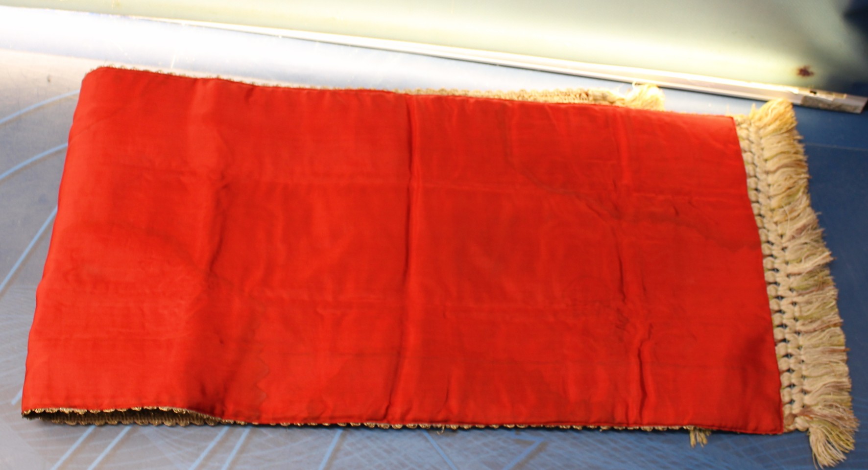 Tapete, camino de mesa brocado, terciopelo verde y granate. - Imagen 4