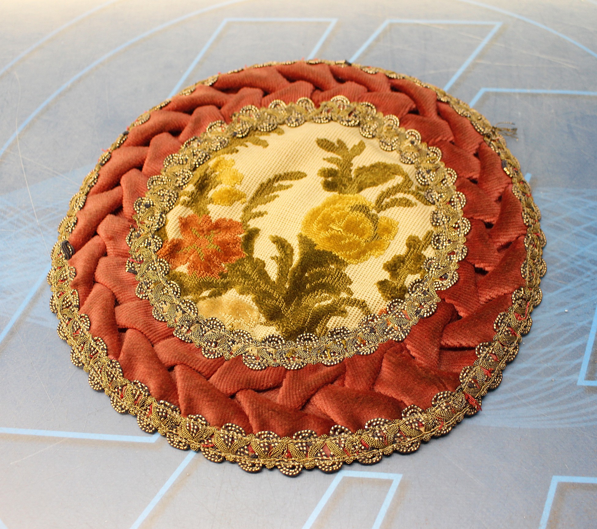 Tapete brocado circular dorado, granate.